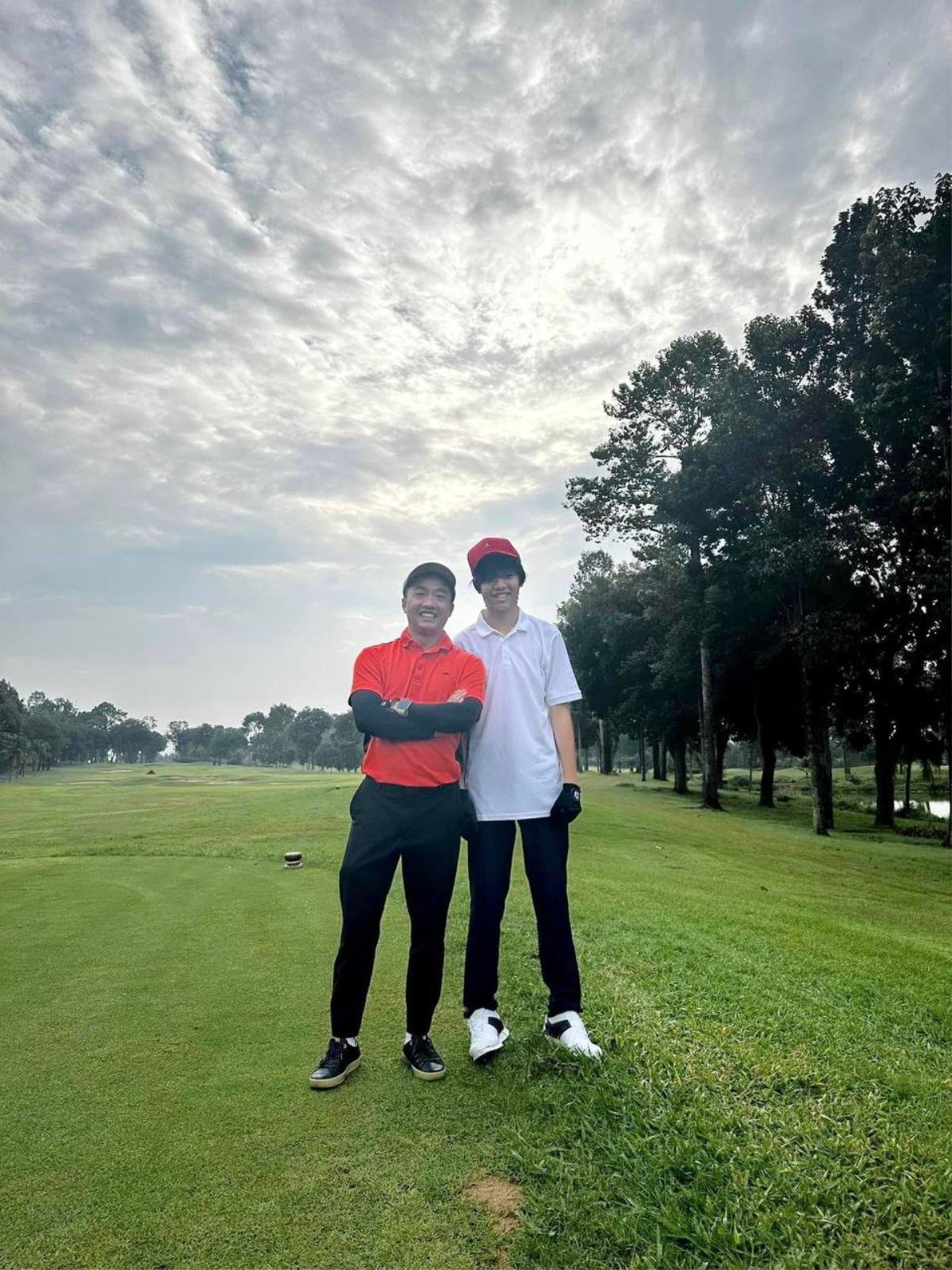 Con trai Cường Đô La lần đầu chơi golf cùng bố, thần thái khi cầm vợt chuẩn 'con nhà nòi' Ảnh 2