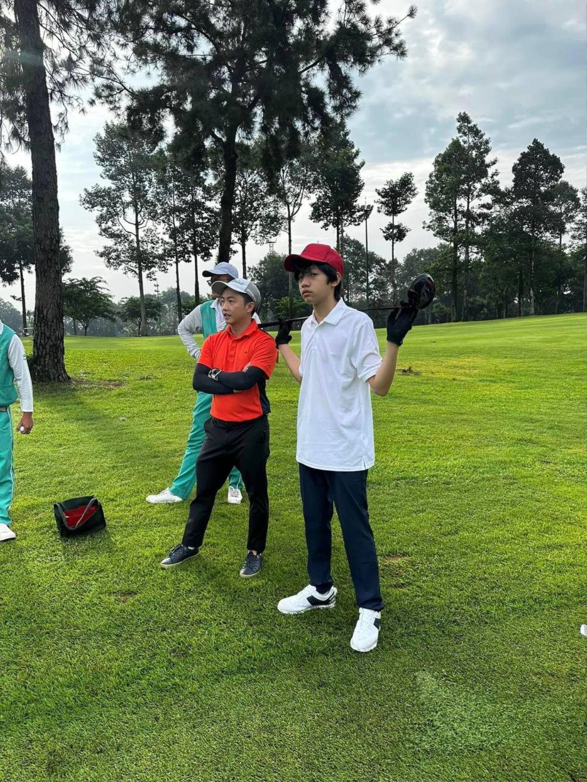 Con trai Cường Đô La lần đầu chơi golf cùng bố, thần thái khi cầm vợt chuẩn 'con nhà nòi' Ảnh 3