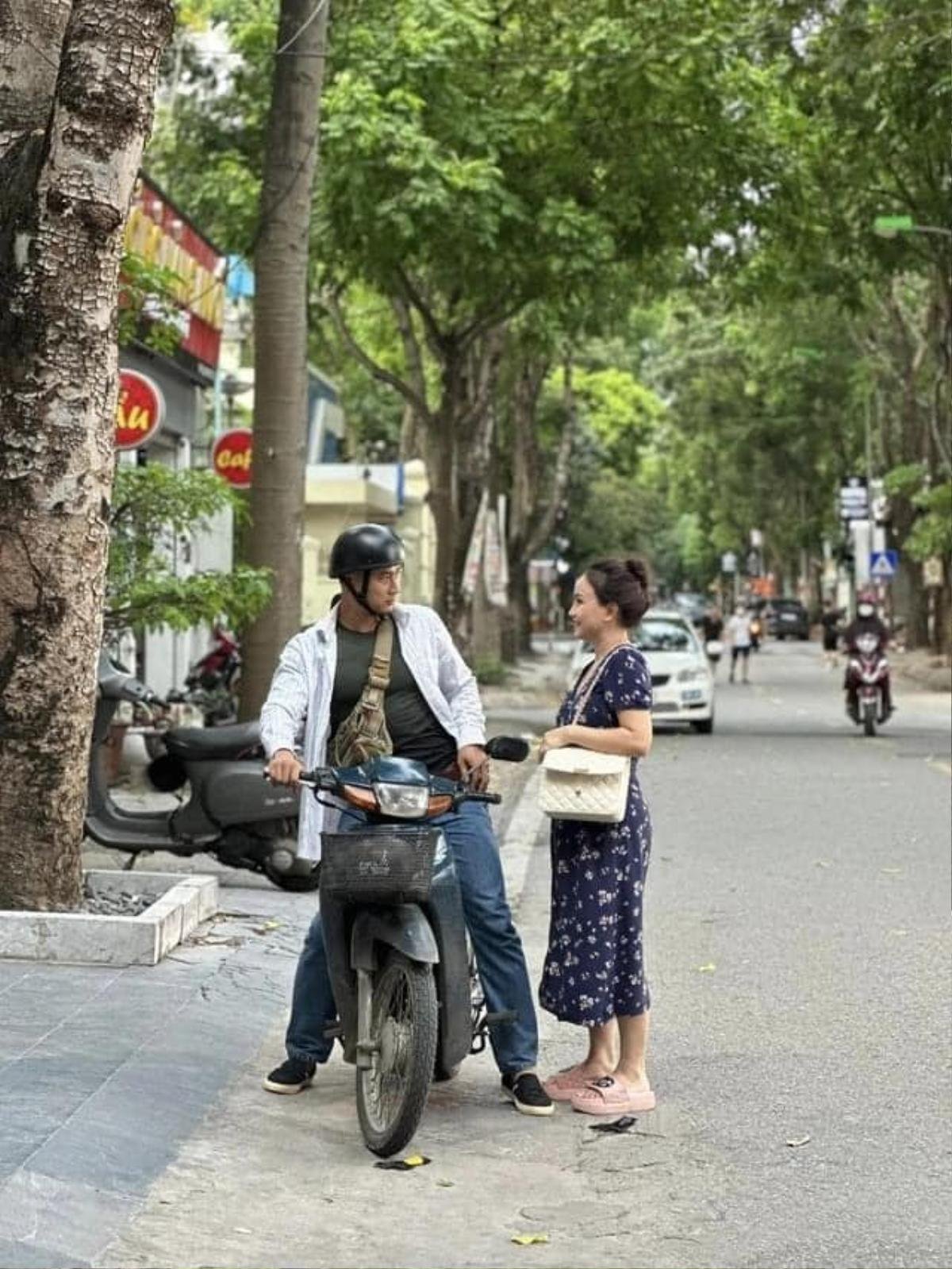 Xôn xao tạo hình của Doãn Quốc Đam ở phim Phố Trong Làng phần 2: Anh Mến 'trọc' nay lạ quá Ảnh 1