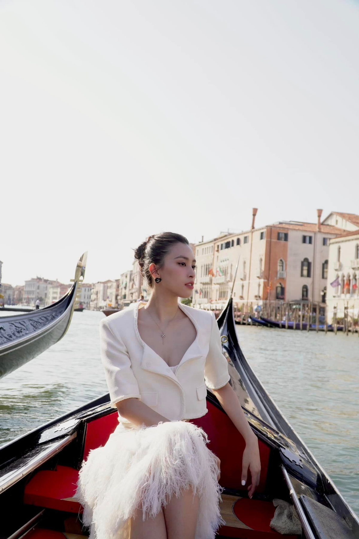 'Nổ mắt' với màn khoe tuyết lê của Hoa hậu Tiểu Vy giữa sông Venice, dân mạng ồn ào tranh cãi Ảnh 4