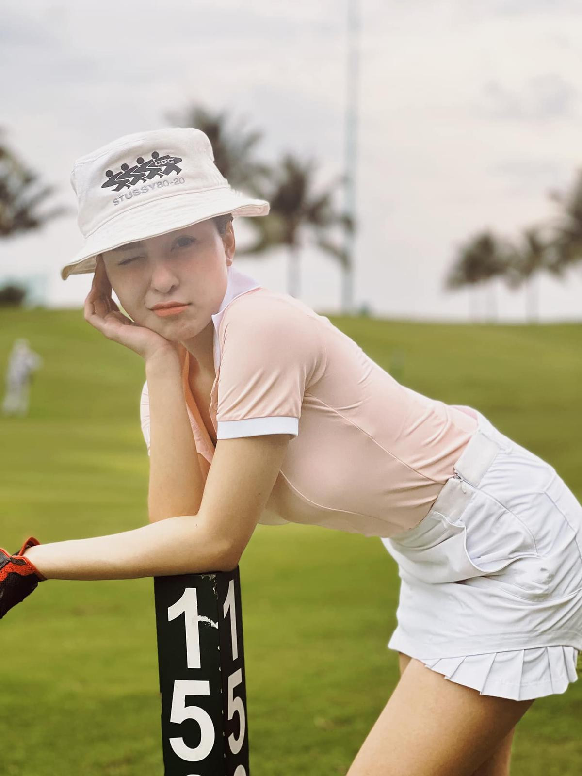 Hot girl Trâm Anh bỏ bóng đá, dành tình yêu cho môn golf Ảnh 7