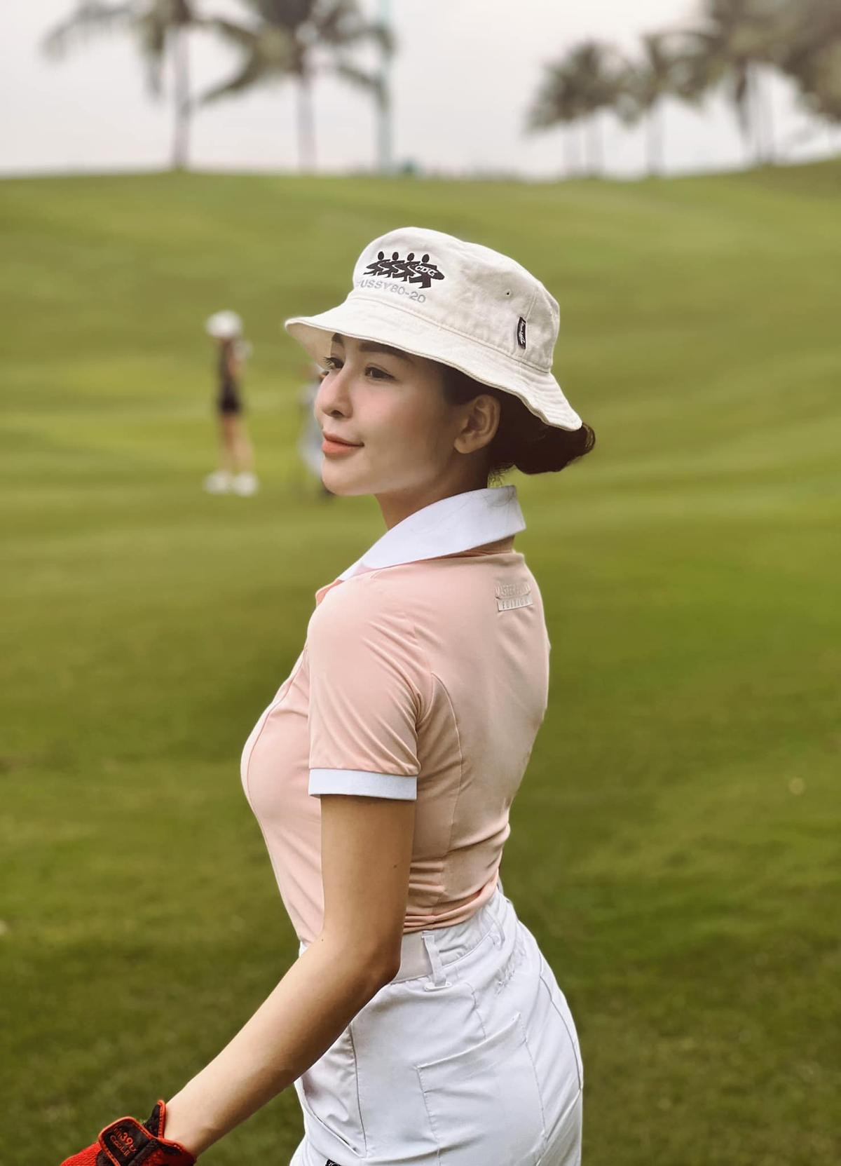 Hot girl Trâm Anh bỏ bóng đá, dành tình yêu cho môn golf Ảnh 8