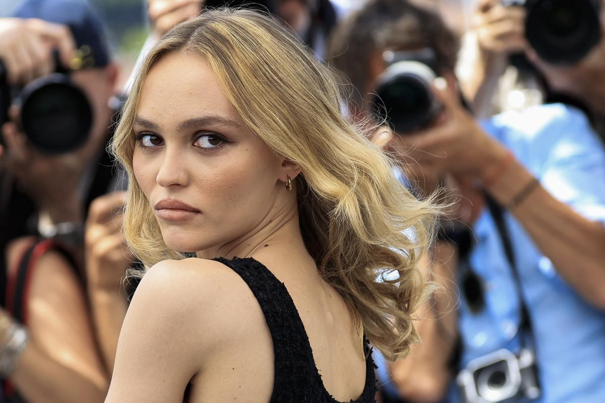 Sắc vóc thuở mới ra mắt làng ảnh của Lily-Rose Depp, dân tình hết lời tranh cãi Ảnh 16