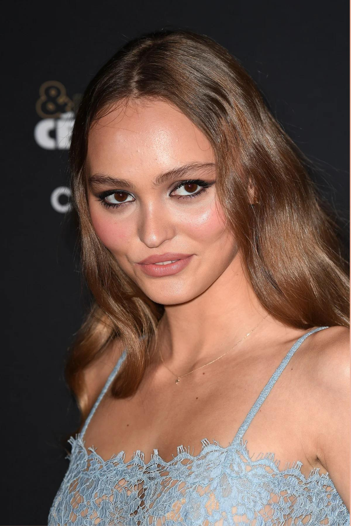 Sắc vóc thuở mới ra mắt làng ảnh của Lily-Rose Depp, dân tình hết lời tranh cãi Ảnh 13