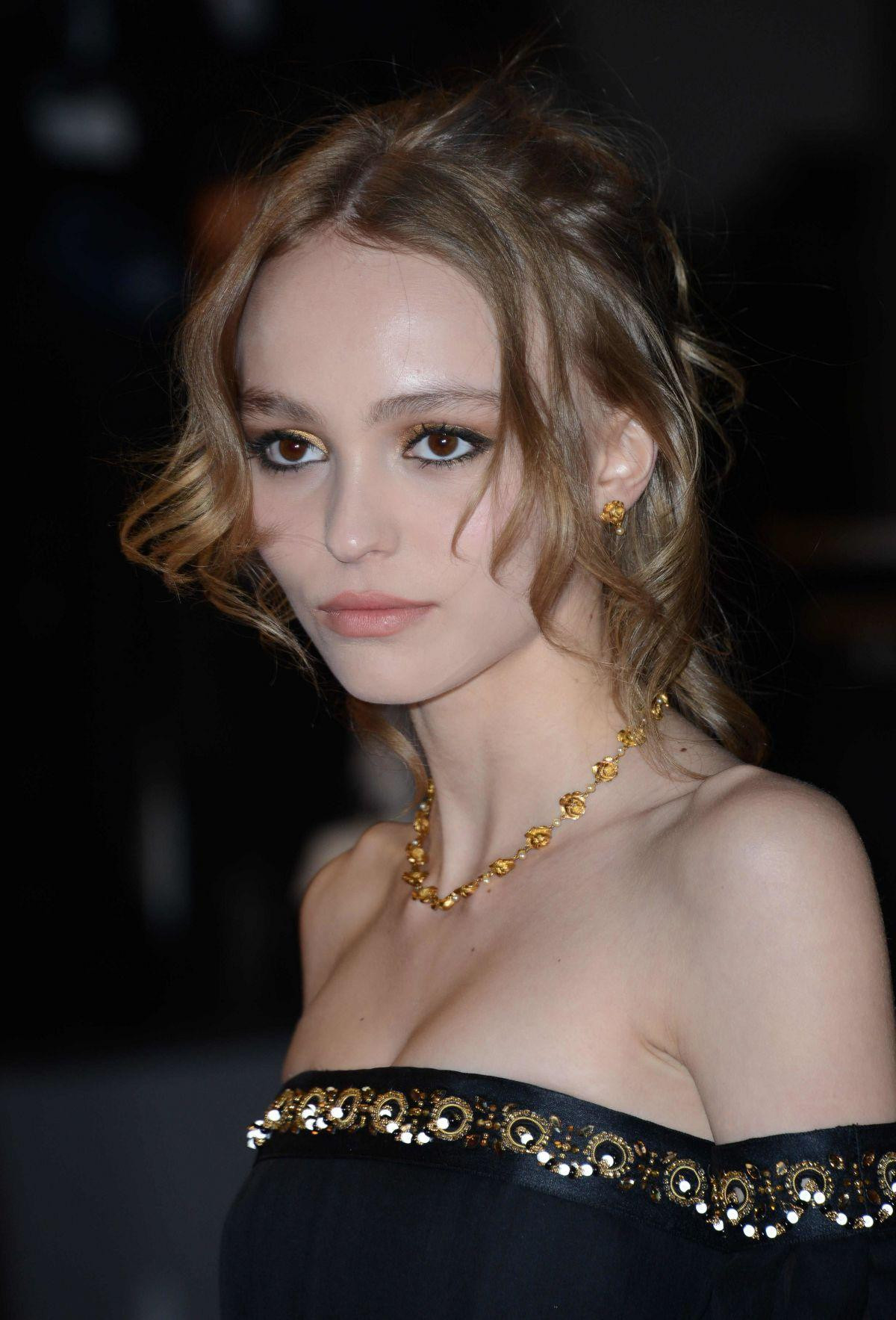 Sắc vóc thuở mới ra mắt làng ảnh của Lily-Rose Depp, dân tình hết lời tranh cãi Ảnh 10