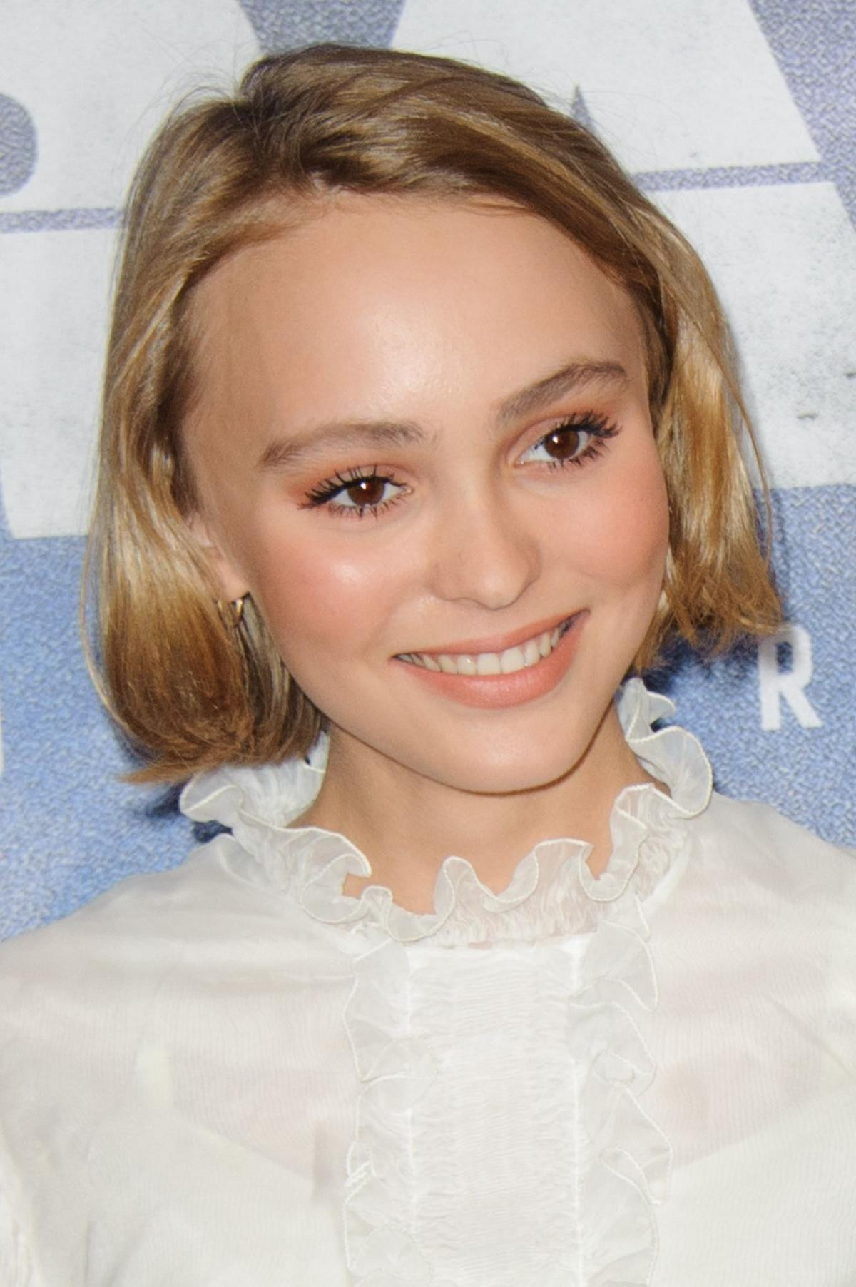 Sắc vóc thuở mới ra mắt làng ảnh của Lily-Rose Depp, dân tình hết lời tranh cãi Ảnh 9