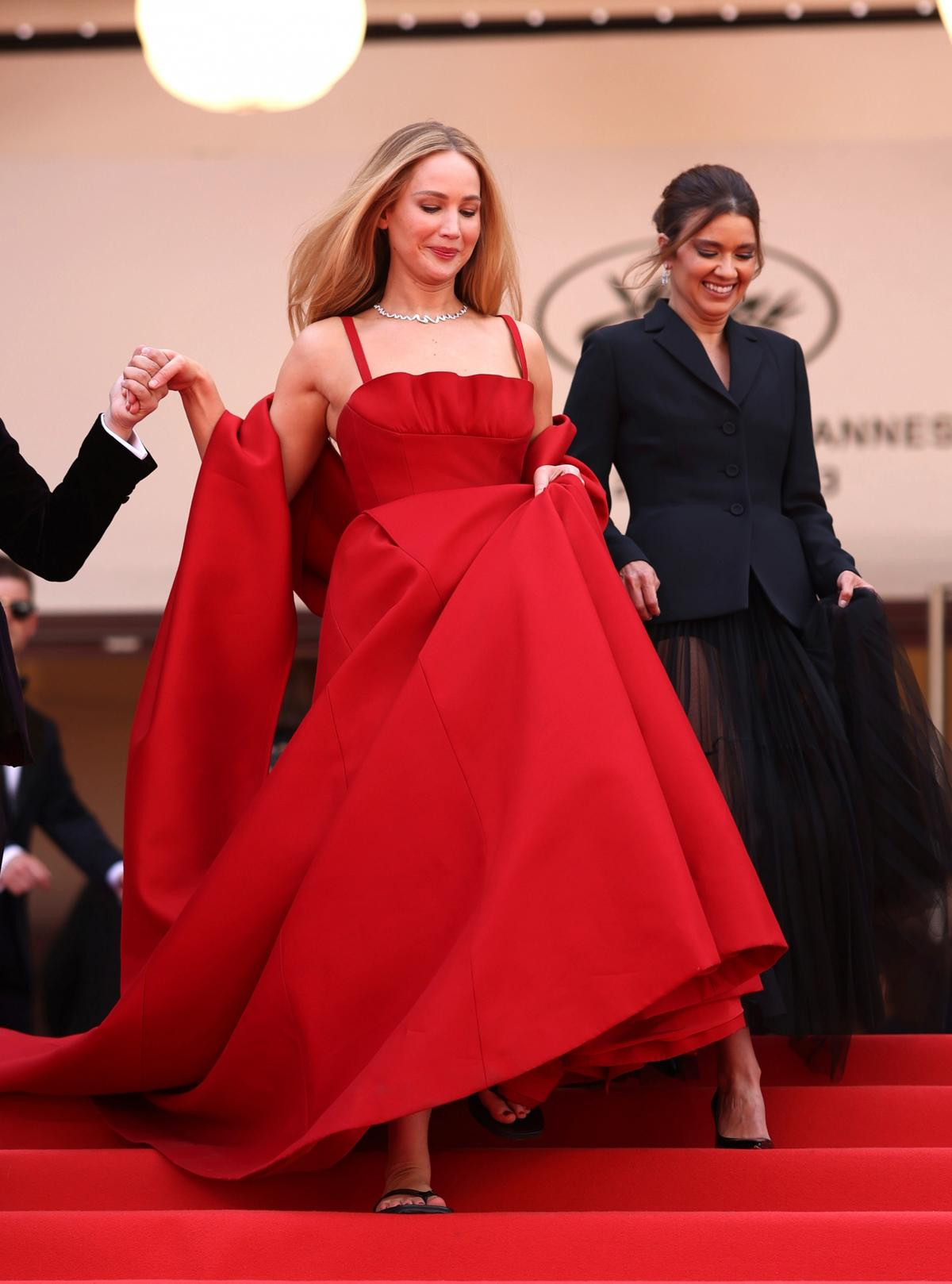 Jennifer Lawrence 'muối mặt' giải thích lý do đi dép xỏ ngón tại thảm đỏ Cannes 2023 Ảnh 2