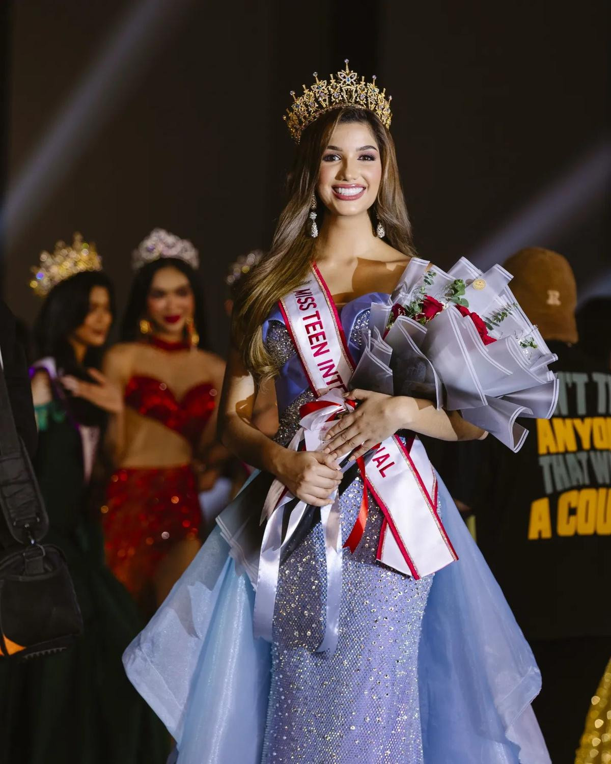 Tân hoa hậu tuổi teen làm rớt vương miện: Kịch bản Miss Universe 2009 phiên bản nhí lặp lại Ảnh 1