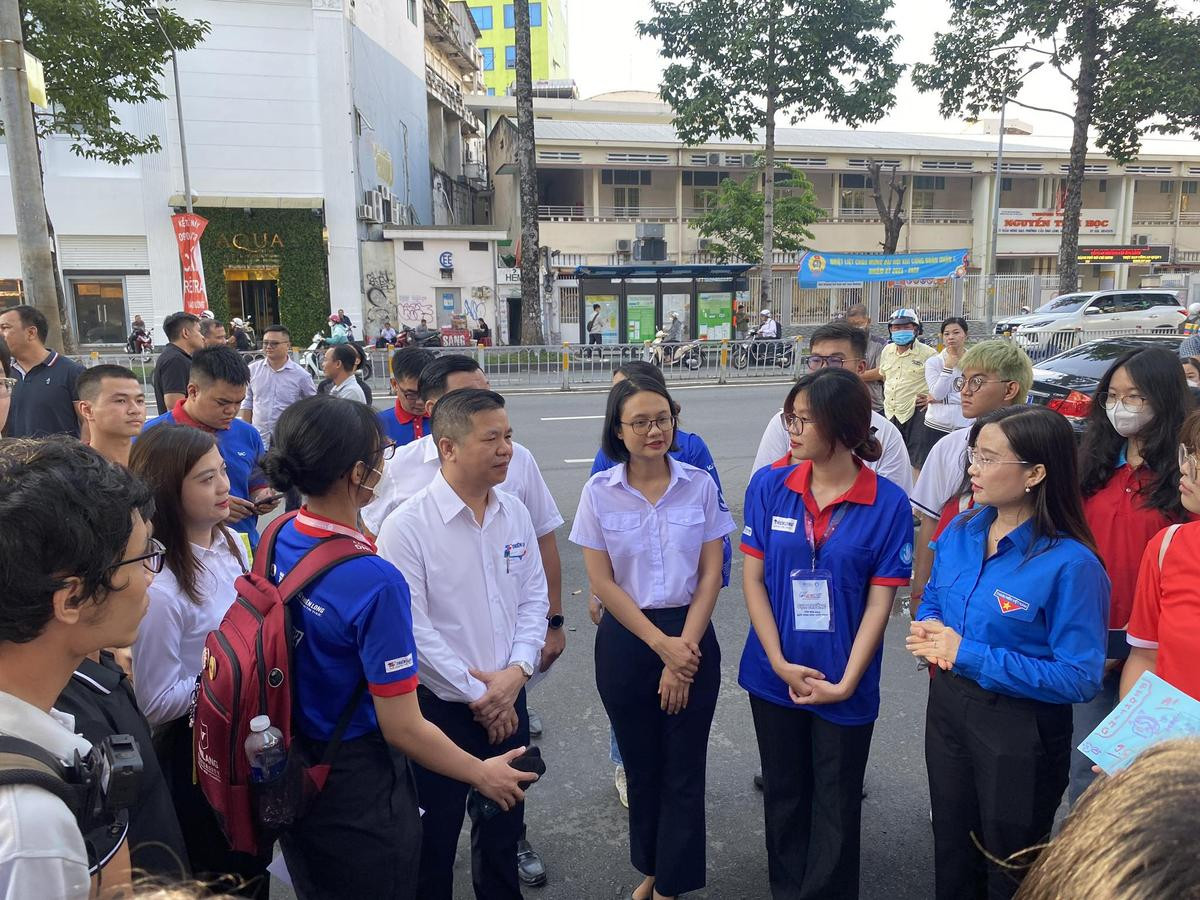 Hoa hậu Lương Thùy Linh cùng đội tình nguyện viên TP.HCM hết mình tiếp sức sĩ tử thi tốt nghiệp THPT Ảnh 3