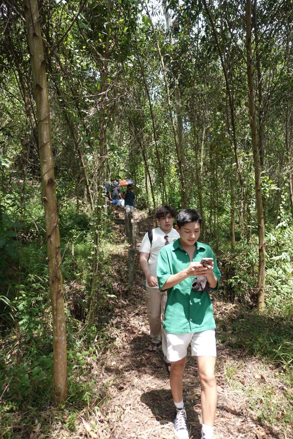 Vợ cũ Bằng Kiều đưa các con về thăm quê, nghẹn ngào tiết lộ di nguyện và lời hứa với ba ruột Ảnh 2