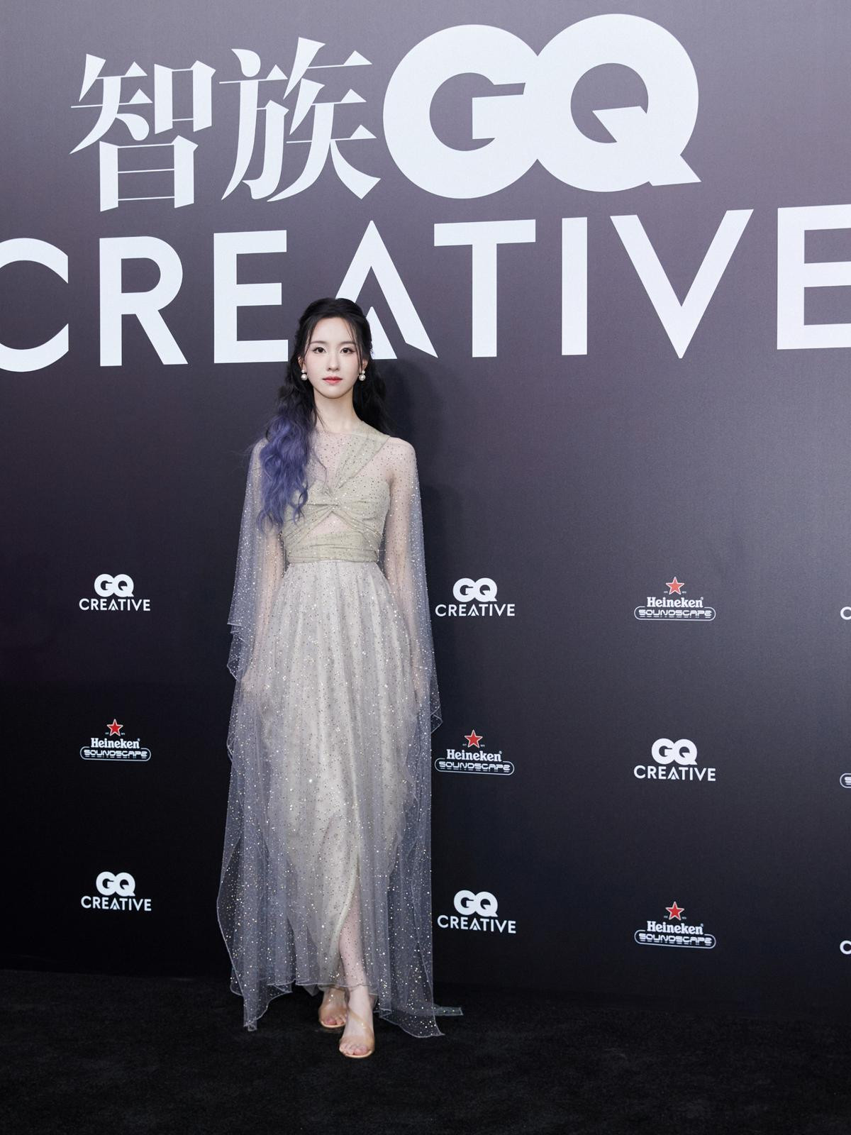 Thảm đỏ dạ tiệc GQ: Angelababy óng ả trong bộ cánh quý tộc, 1 sao nữ chiếm spotlight khi dắt cún đi dạo Ảnh 6