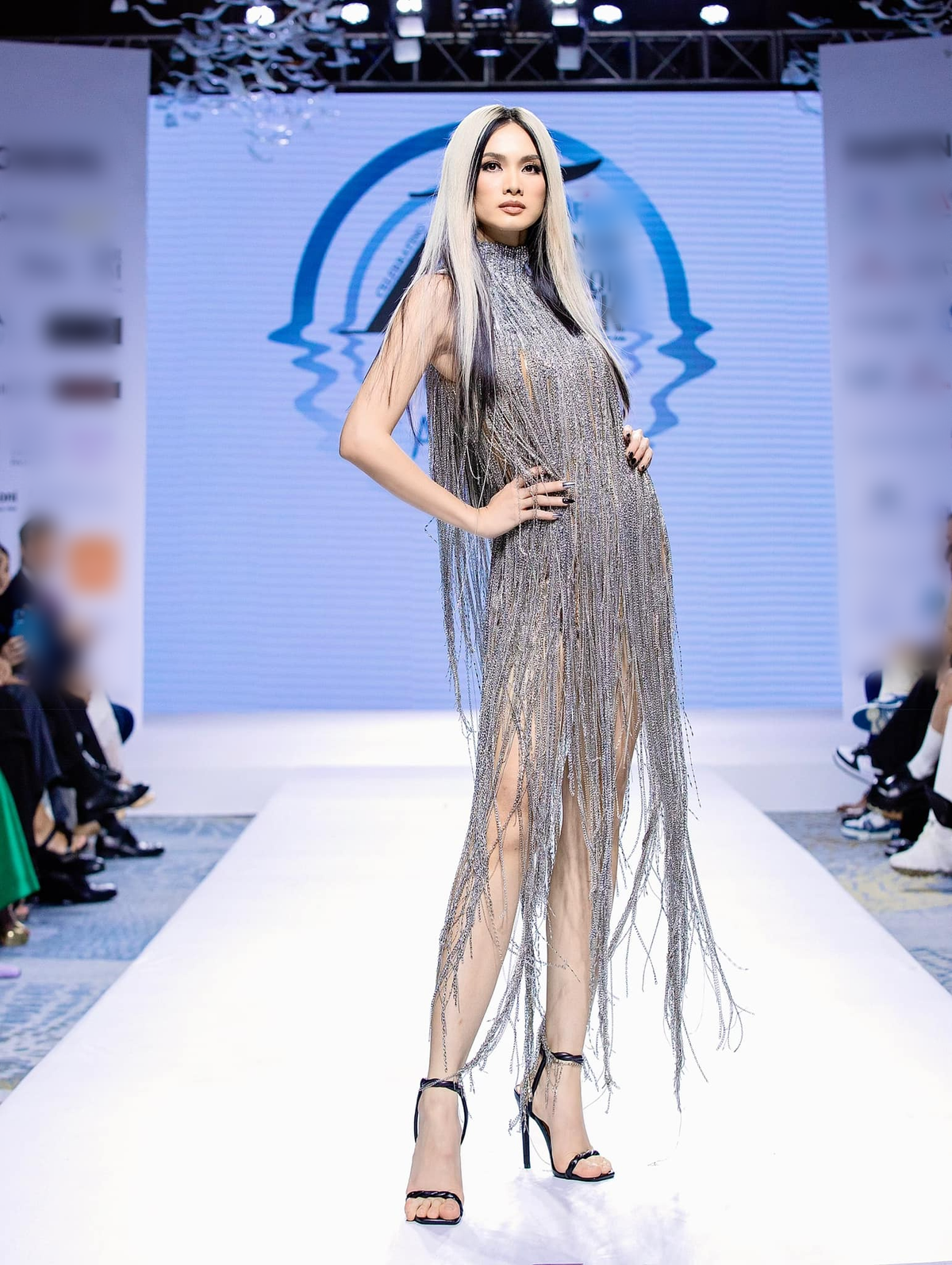 Siêu mẫu Anh Thư gây tranh cãi với màn catwalk đơ cứng, 'đệ nhất vedette thập niên 2000' nay còn đâu! Ảnh 1