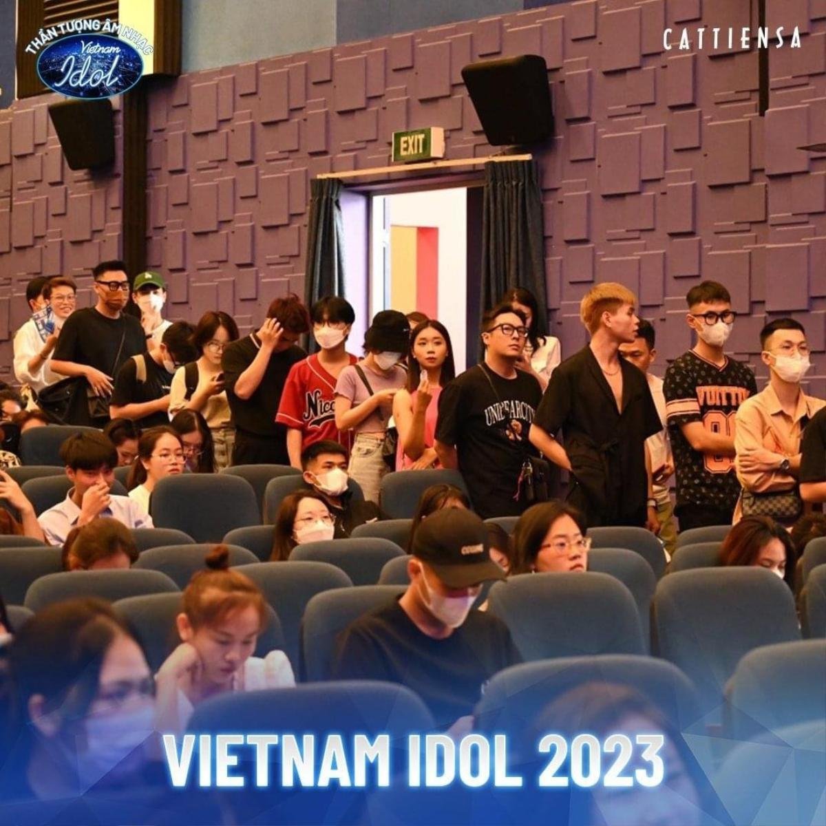 Hàng nghìn thí sinh 'rồng rắn' xếp hàng dài chờ casting Vietnam Idol 2023: Sức nóng lên 100 độ rồi! Ảnh 5