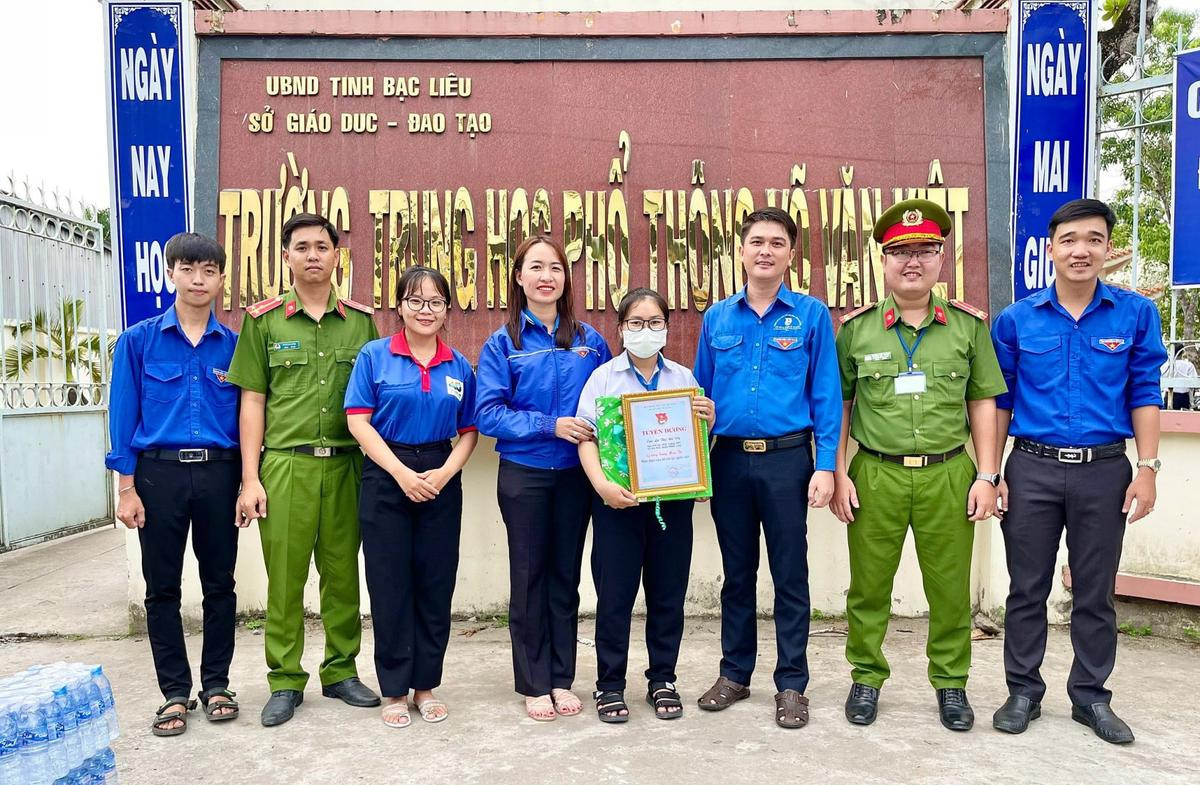 Trên đường đi thi về, thí sinh nhặt được chiếc ví tiền giá trị liền có hành động đáng khen Ảnh 1