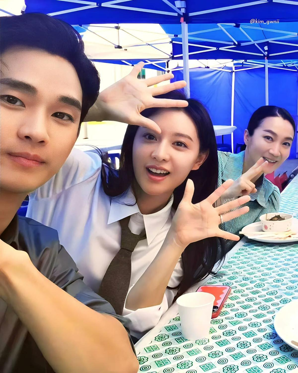 Kim Soo Hyun lần đầu công khai ảnh chụp chung với 'vợ yêu' khiến dân tình dậy sóng Ảnh 2