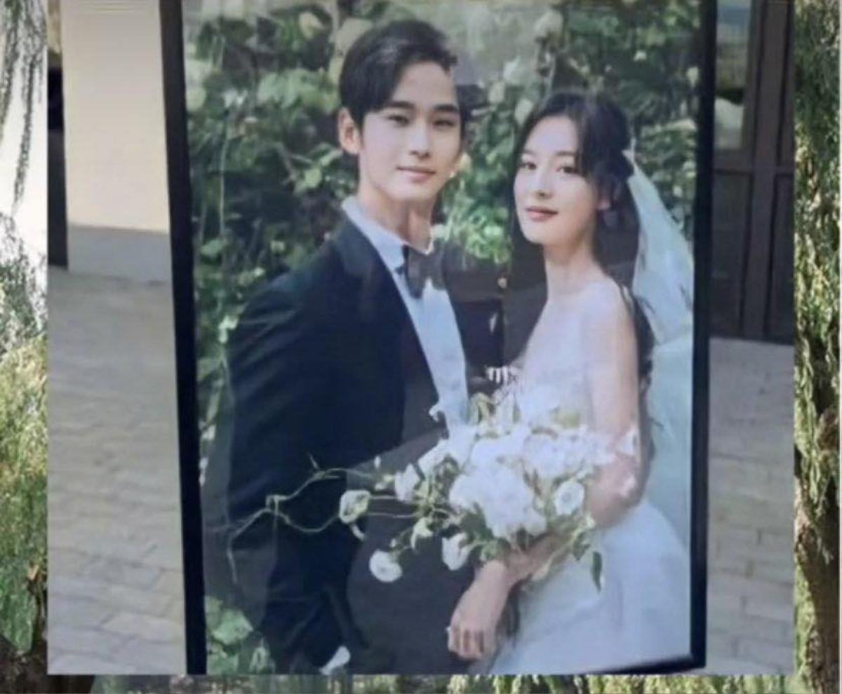 Kim Soo Hyun lần đầu công khai ảnh chụp chung với 'vợ yêu' khiến dân tình dậy sóng Ảnh 1