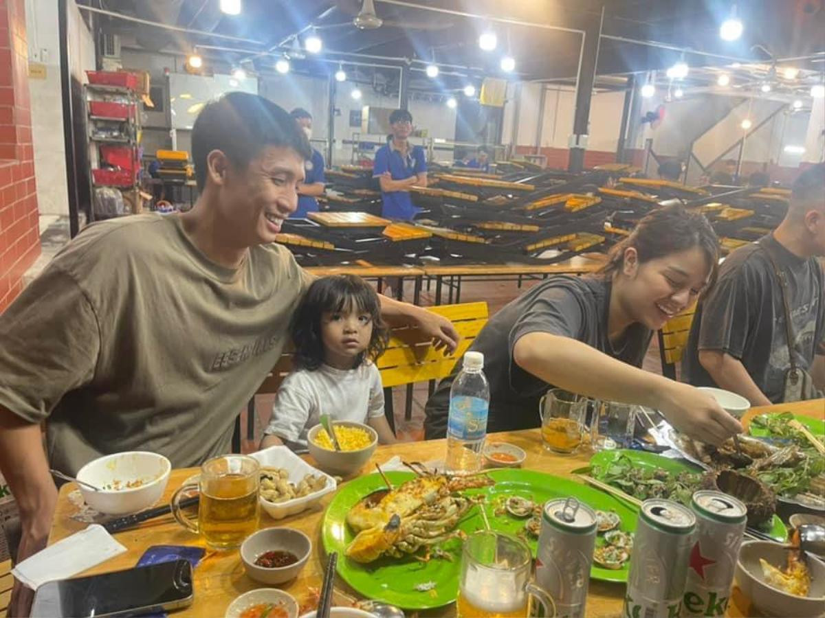 'Bắt gặp' khoảnh khắc ngọt ngào của Bùi Tiến Dũng và vợ, 1 hành động chứng tỏ mối quan hệ vẫn tốt đẹp Ảnh 6