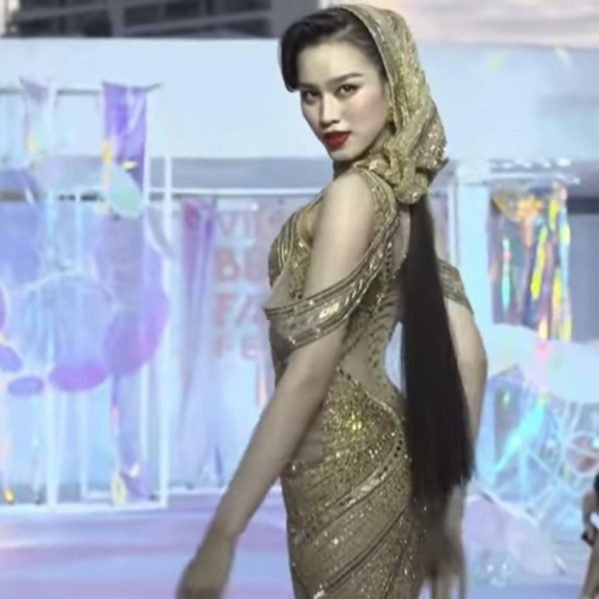 Hoa hậu Thanh Thuỷ đá chân - múa tay khi catwalk, netizen khóc thét: 'Xu cà na' quá! Ảnh 3