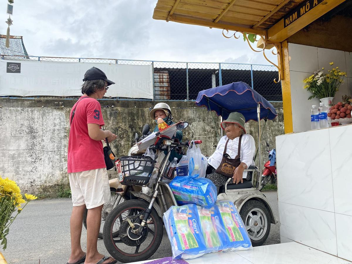 Người đàn ông nuôi mẹ của bạn thân ở TP Thủ Đức: Đút ăn, thay tã, tắm rửa không ngại việc gì Ảnh 2