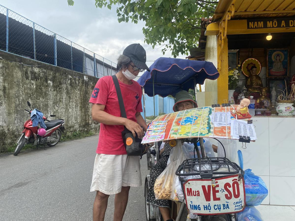 Người đàn ông nuôi mẹ của bạn thân ở TP Thủ Đức: Đút ăn, thay tã, tắm rửa không ngại việc gì Ảnh 1