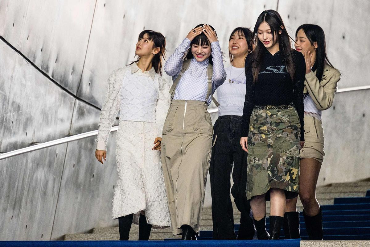 Hành trình 10 năm 'thay sắc' của làng KPop: Outfits '1 thời' khiến GenZ mê mẩn Ảnh 6