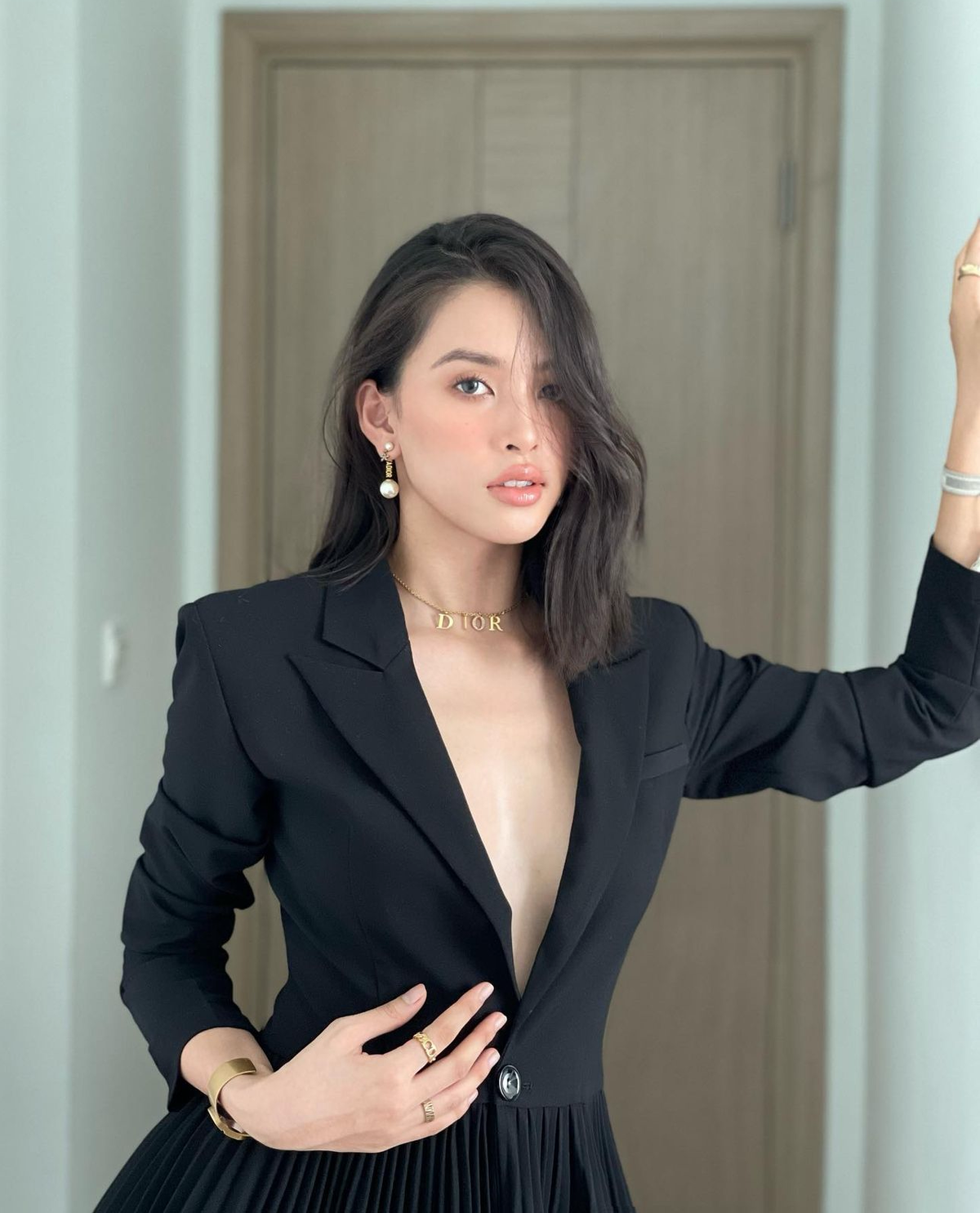 Tiểu Vy - Thùy Tiên mê phanh áo, lấp ló ngực đầy quá sexy Ảnh 7