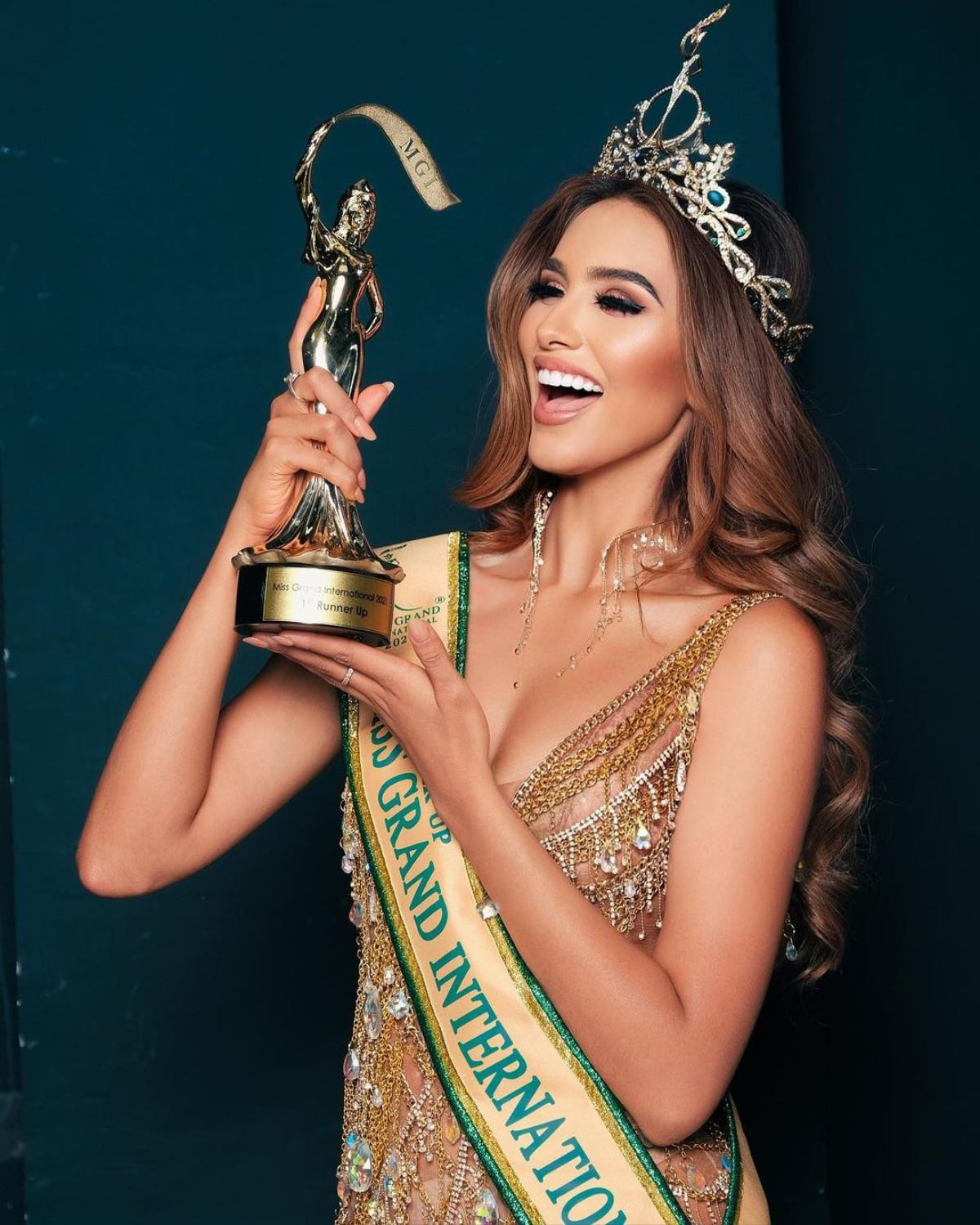 Andrea Aguilera - á hậu 1 Miss Grand International 2021 cũng là một gà chiến khét tiếng ở mùa giải năm nay. Mỹ nhân này sở hữu chiều cao 1m78 cùng số đo ba vòng đồng hồ cát 89-61-97cm. Xuyên suốt cả mùa giải Miss Supranational, cô ấy luôn toát ra hào quang của một người chiến thắng. 