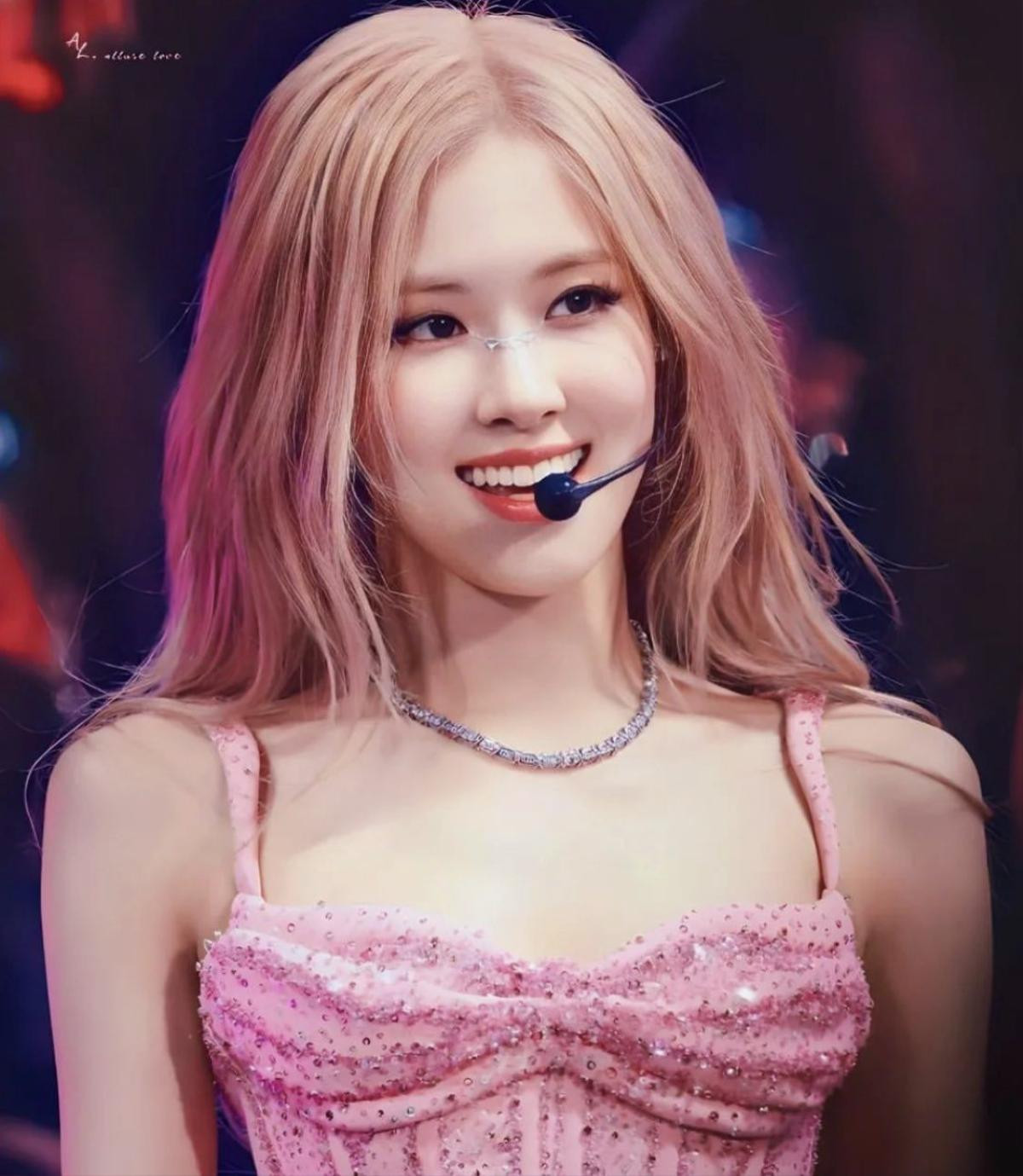 Rosé (BLACKPINK) lộ thân hình gây trơ xương, fan xót xa cho sức khoẻ của nữ idol Ảnh 2