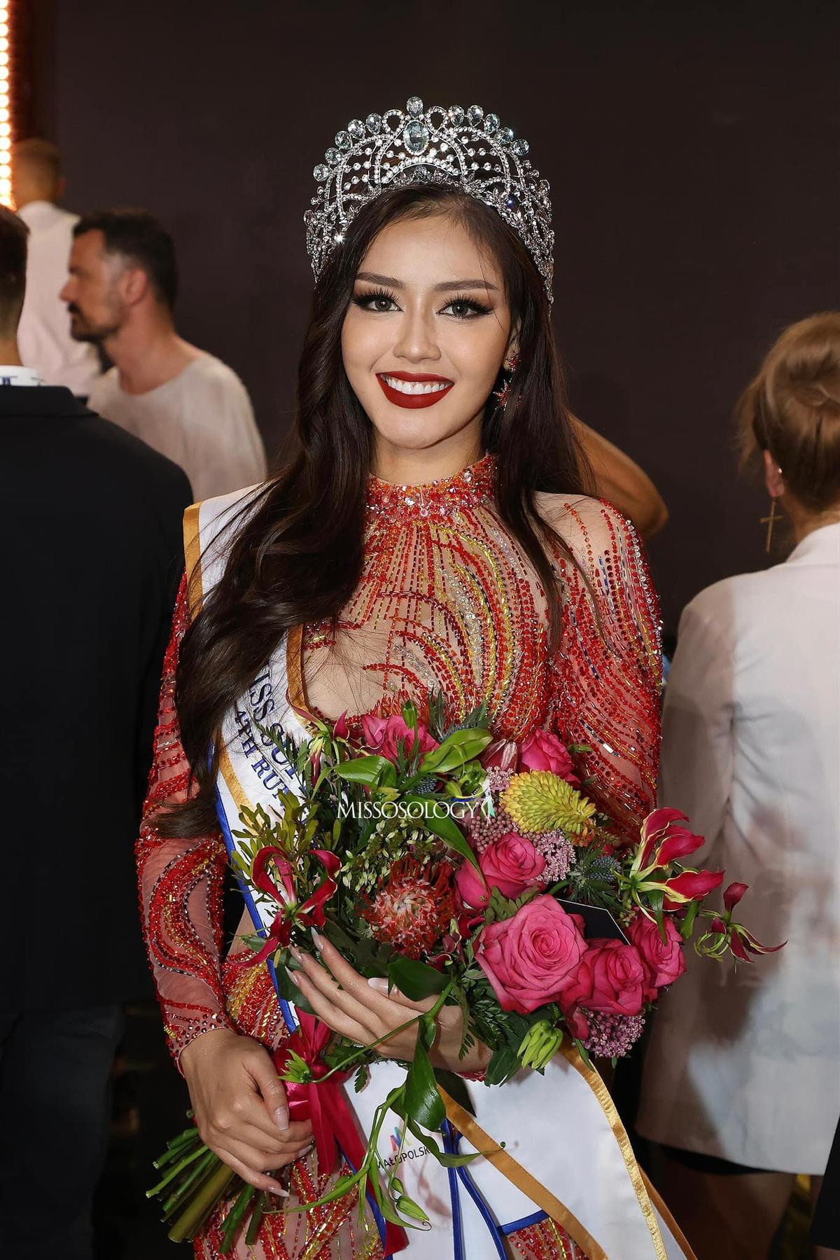 Miss Supranational 2022 bị soi thái độ khó chịu khi trao giải cho Đặng Thanh Ngân Ảnh 1