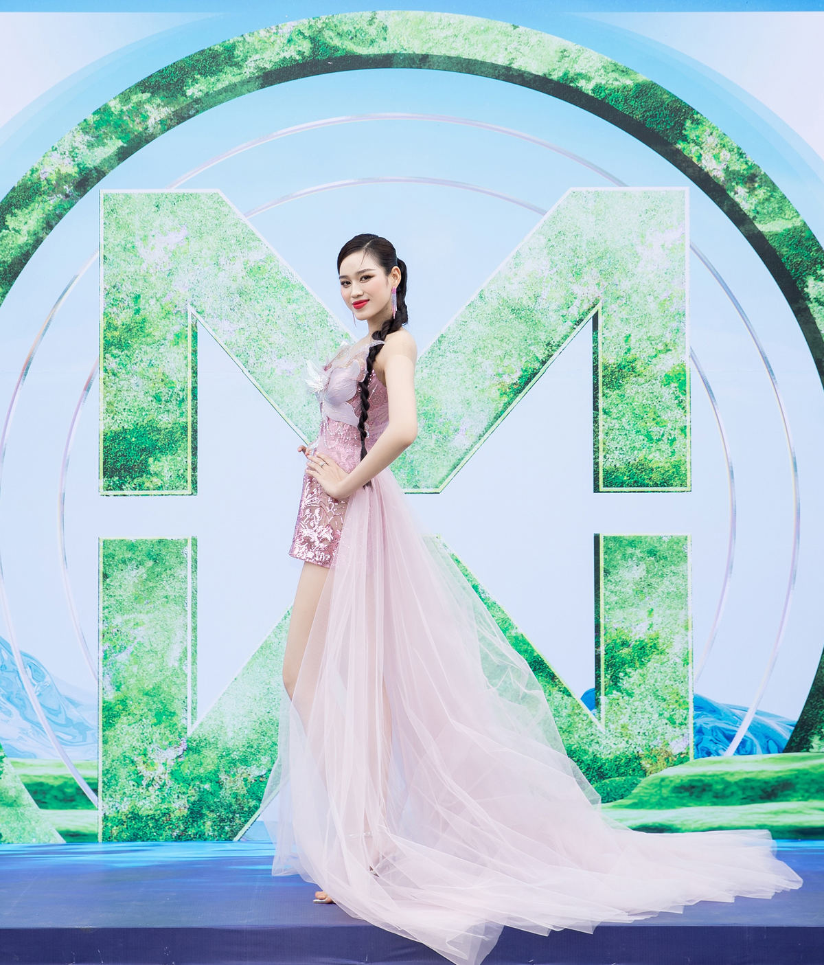 Thiên Ân khoe eo 'chặt chém', Đỗ Hà đẹp sáng bừng thảm đỏ Miss World VN Ảnh 2