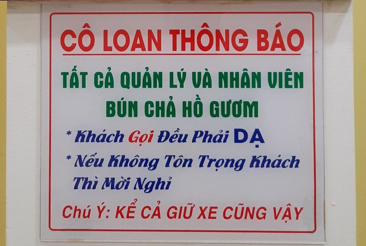 Quán bún chả viết nội quy 'gắt' cho nhân viên: Khách gọi phải dạ thưa! Ảnh 1