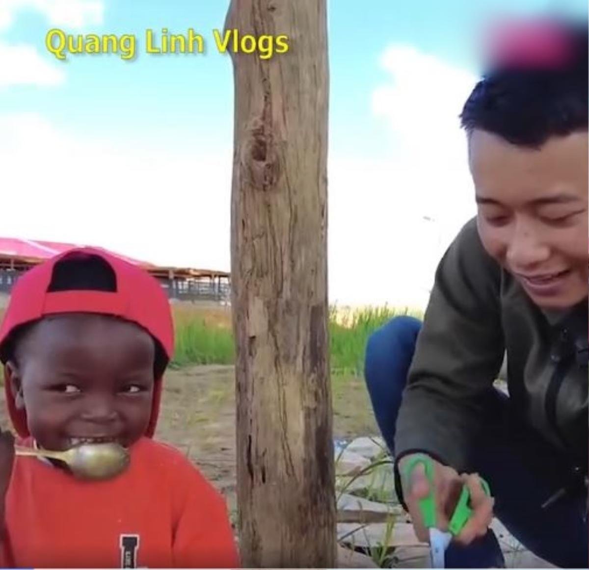 Lần đầu được Quang Linh Vlog cho thử mắm tôm, Lôi Con có biểu cảm 'cười xỉu' Ảnh 6