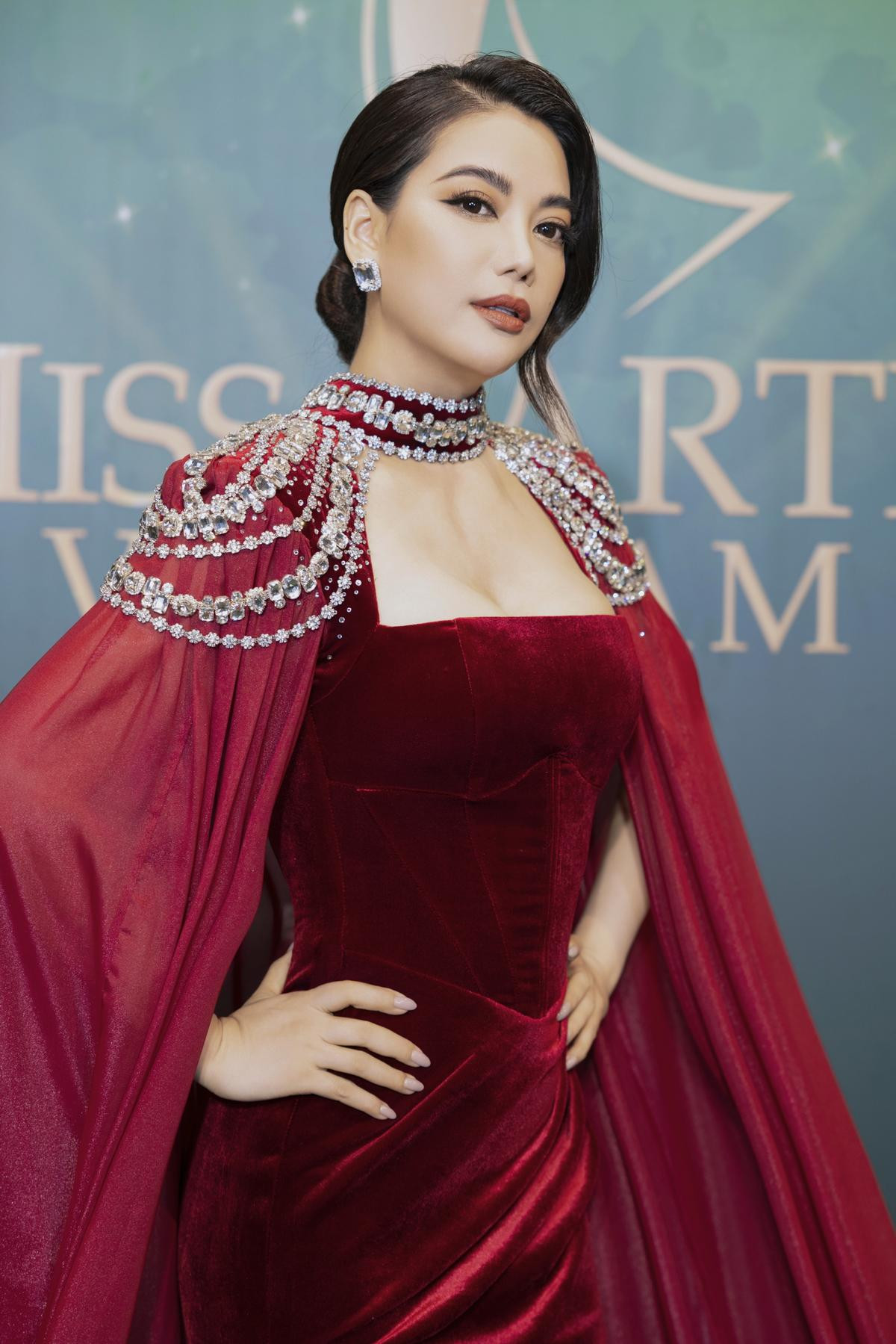 Thảm đỏ Miss Earth VN: Trương Ngọc Ánh được tình trẻ tháp tùng không rời Ảnh 2