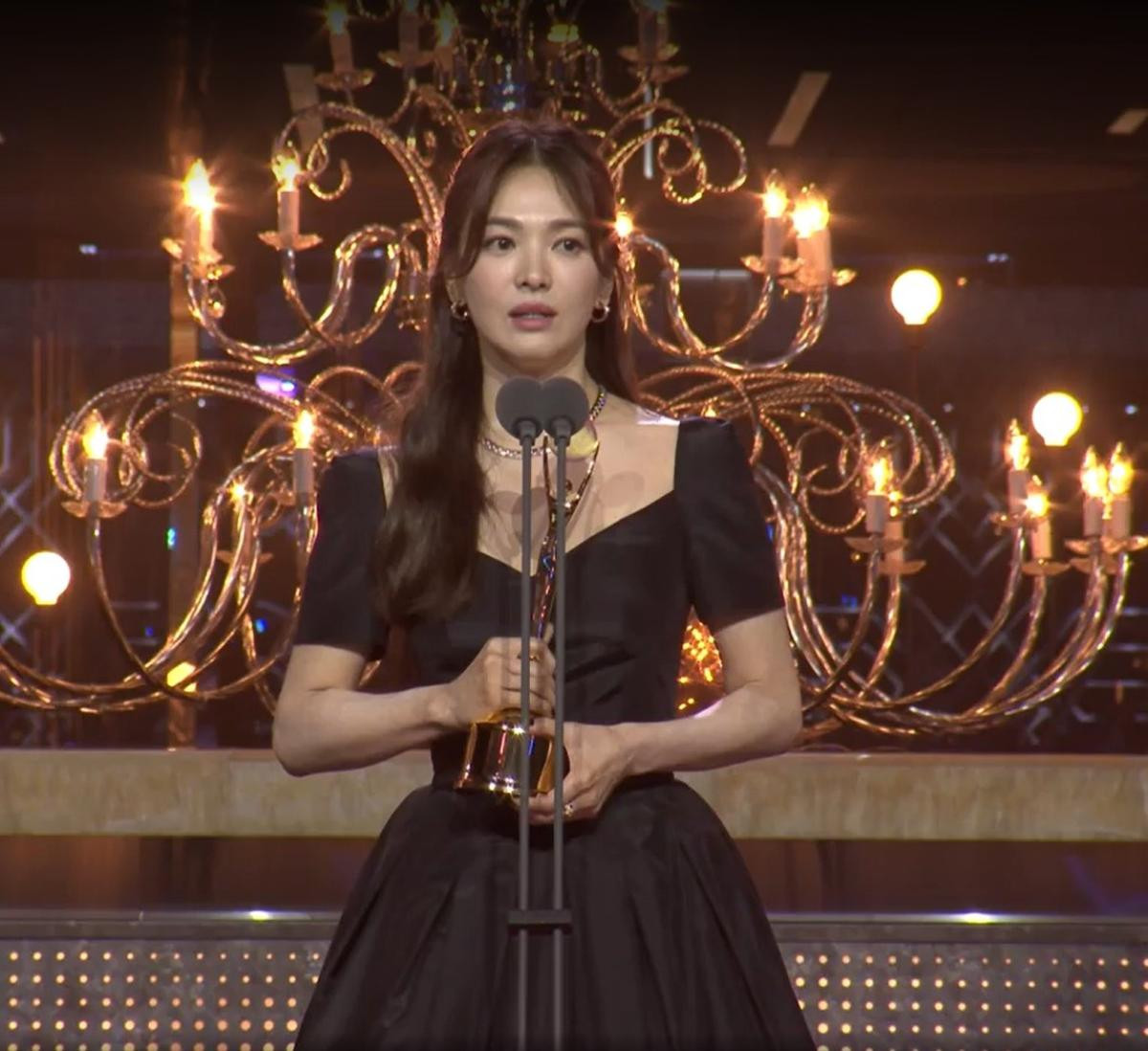 Song Hye Kyo nhận Daesang Rồng Xanh series: Chiến thắng làm nức lòng netizen Ảnh 3