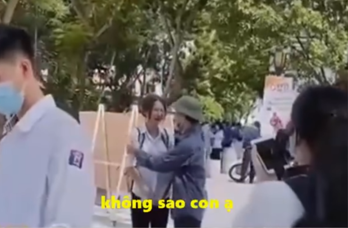 Nữ sinh gục vào vai bố khóc nấc vì không làm được bài và câu nói của cha khiến tất cả rơi nước mắt Ảnh 1