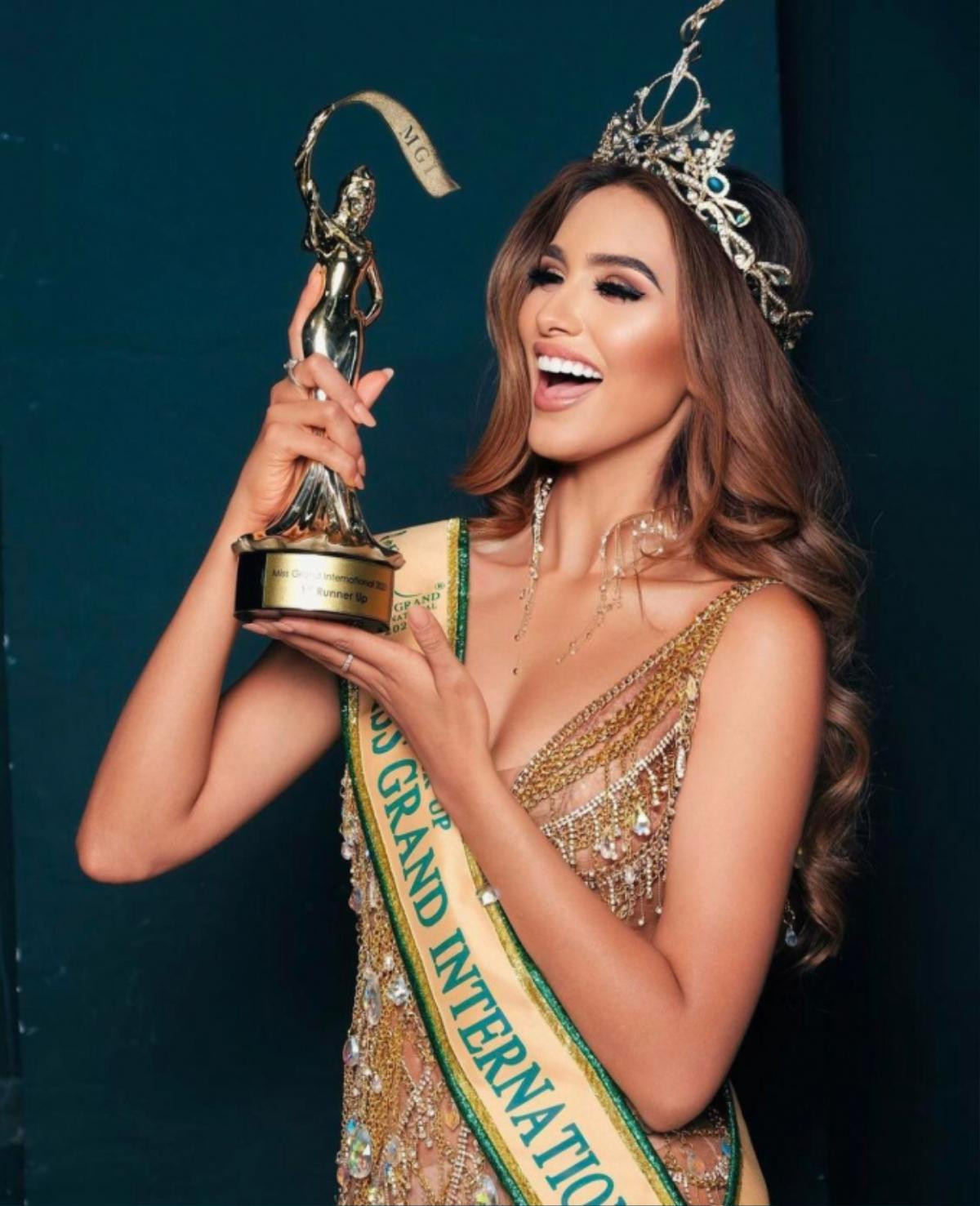 Á hậu 1 Miss Grand International 2021 nói gì khi được hỏi về Thùy Tiên hậu ồn ào bị ông Nawat 'cạch mặt'? Ảnh 3