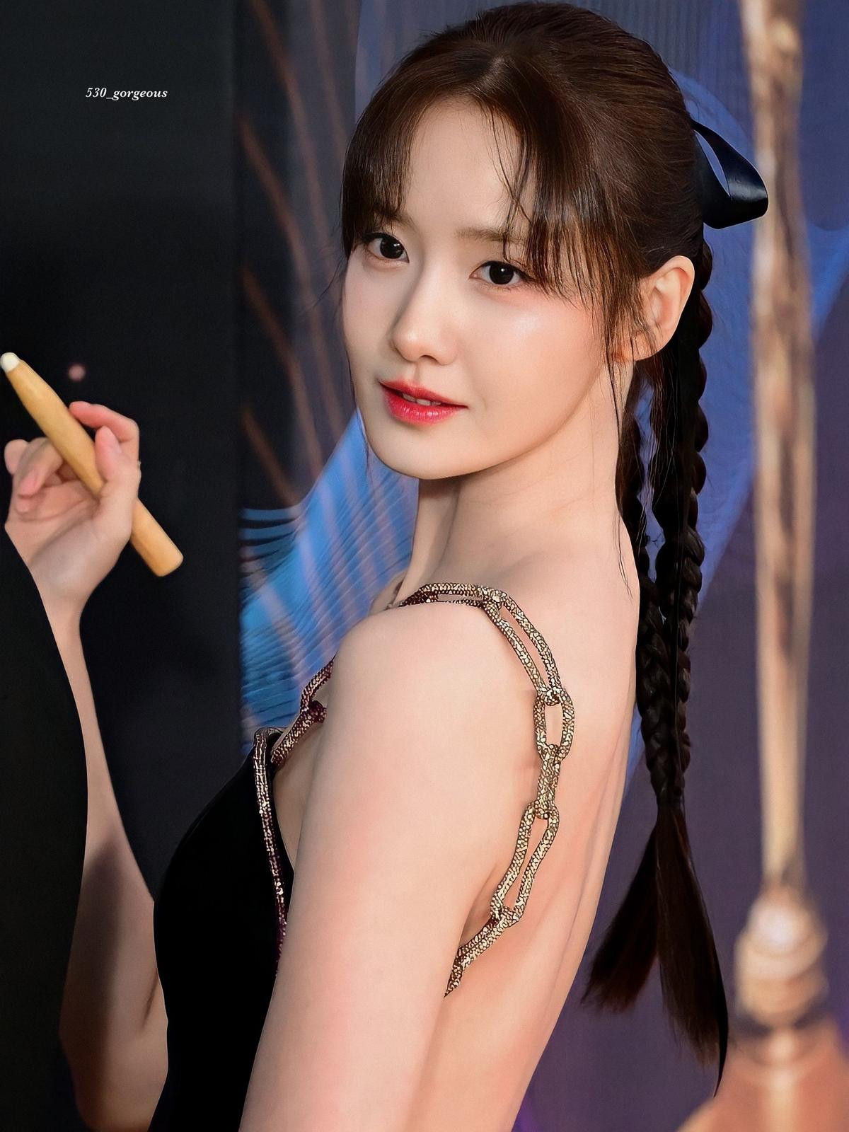 YoonA quyến rũ hết nấc với tấm lưng trần nõn nà tại thảm đỏ Rồng Xanh 2023 Ảnh 5