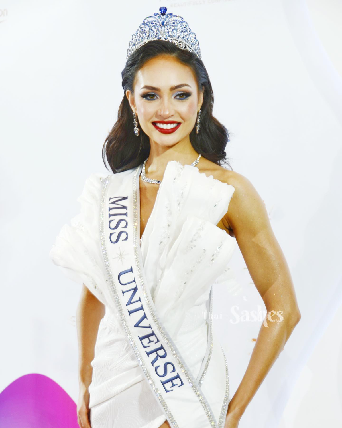 Miss Universe 2022 bị hại bởi lớp make-up quê mùa, nhan sắc phải gánh 'còng lưng' Ảnh 1