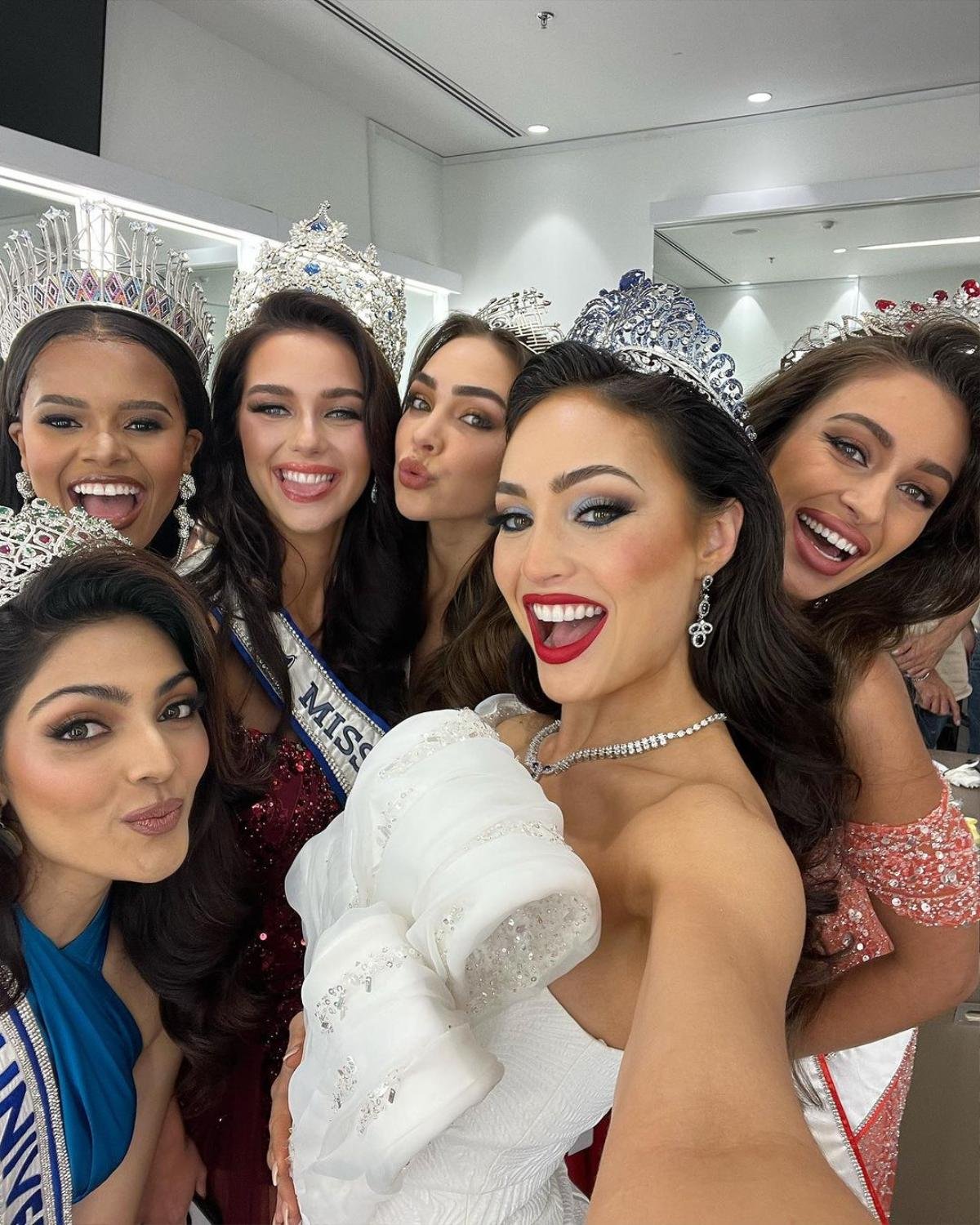 Miss Universe 2022 bị hại bởi lớp make-up quê mùa, nhan sắc phải gánh 'còng lưng' Ảnh 3