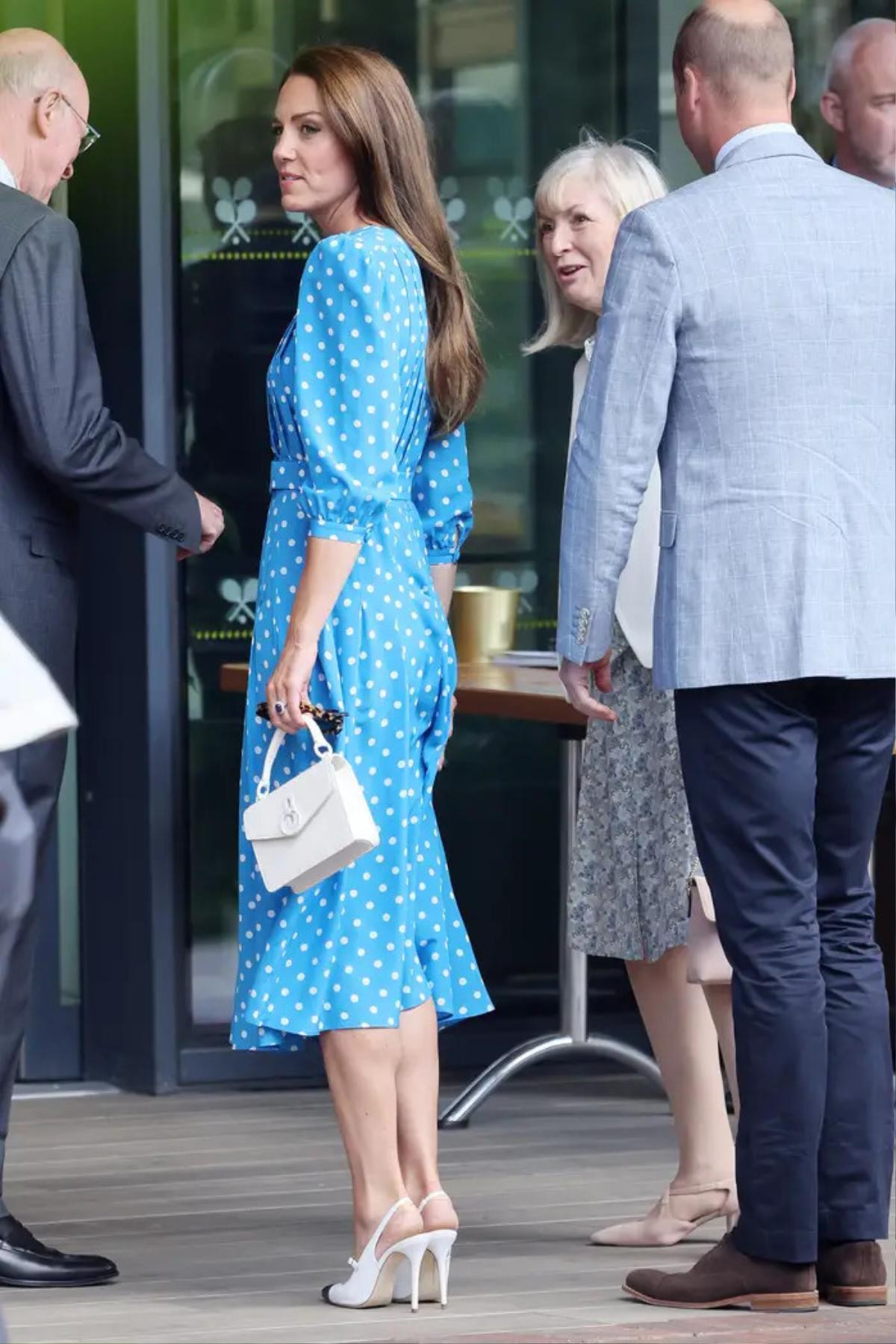 Không hổ danh 'biểu tượng thanh lịch', Kate Middleton tỏa sáng tại Wimbledon Ảnh 14