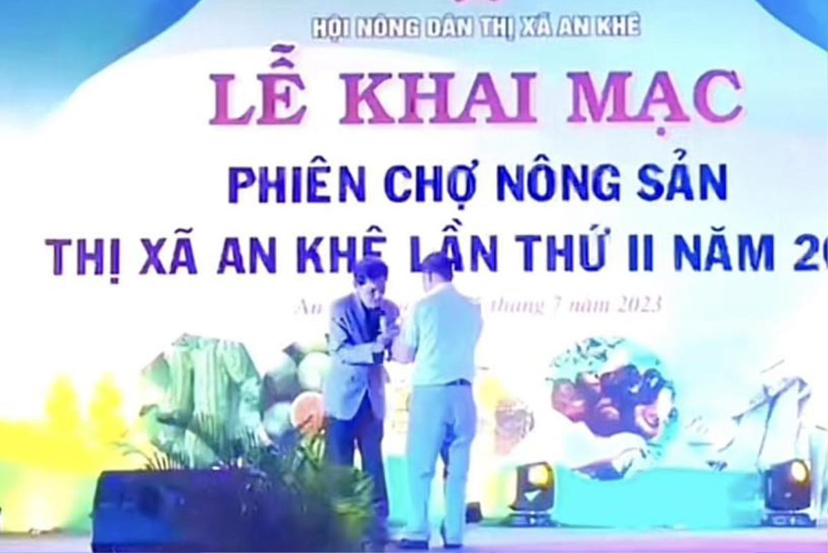 Sau ồn ào, nghệ sĩ Thương Tín tiếp tục được tặng hoa tiền, thái độ gây chú ý Ảnh 3