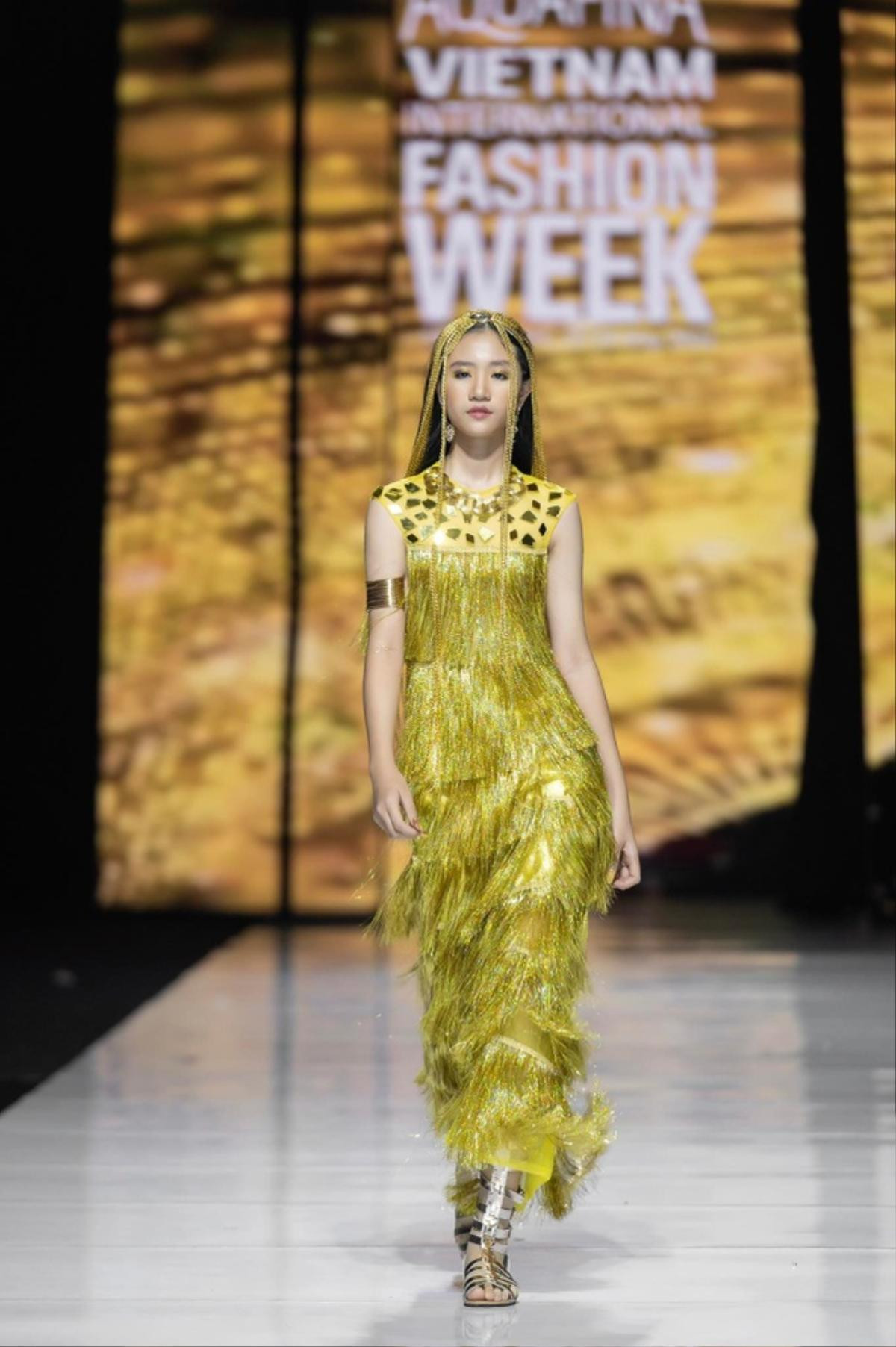 Mẫu nhí Minh Anh: 6 năm kinh nghiệm catwalk, thần thút hút hồn khi diện áo dài Ảnh 1