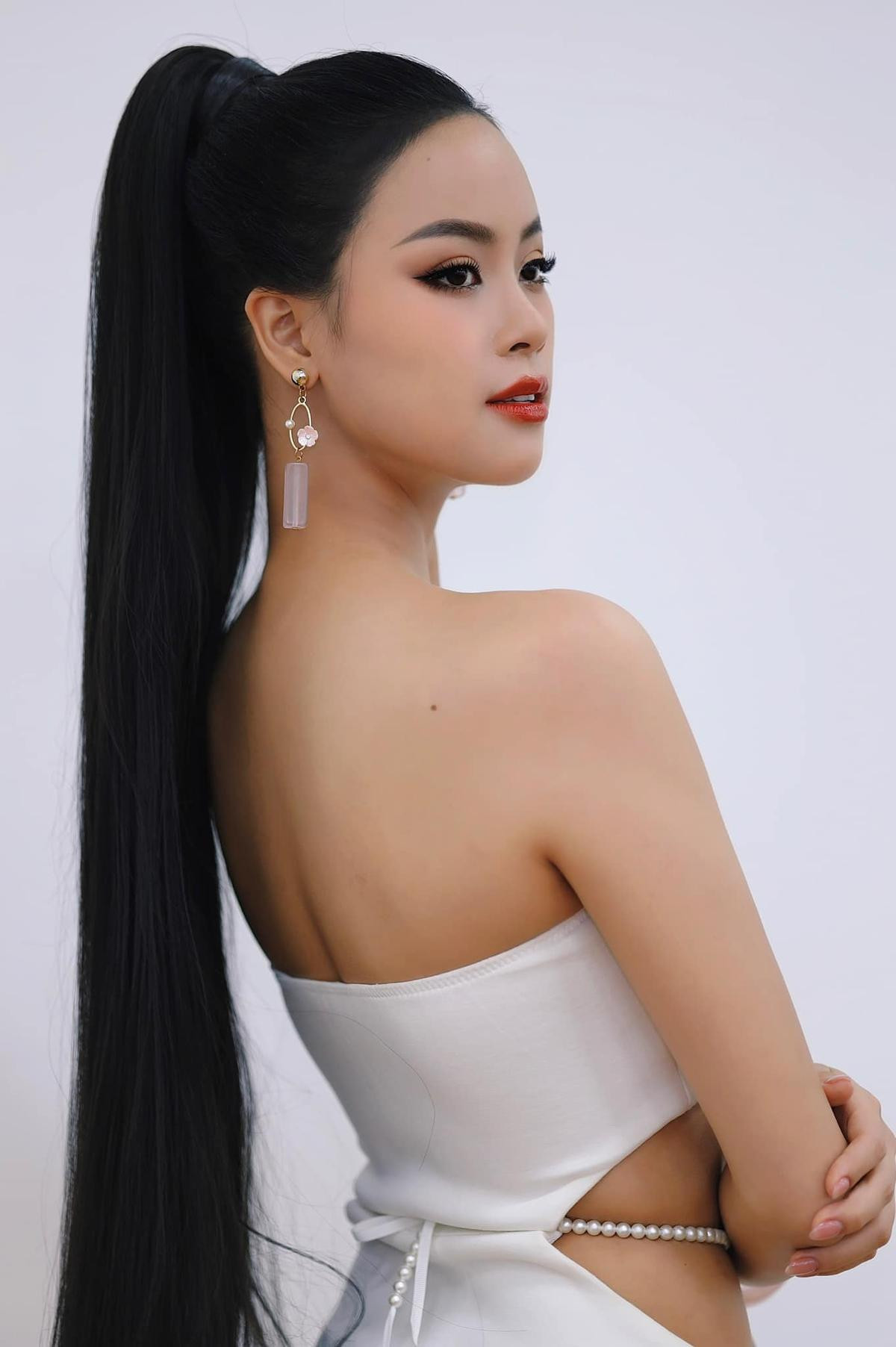 Á hậu 1 Miss World Vietnam 2023 xinh đẹp thế nào mà fan đồng loạt chao đảo Ảnh 8