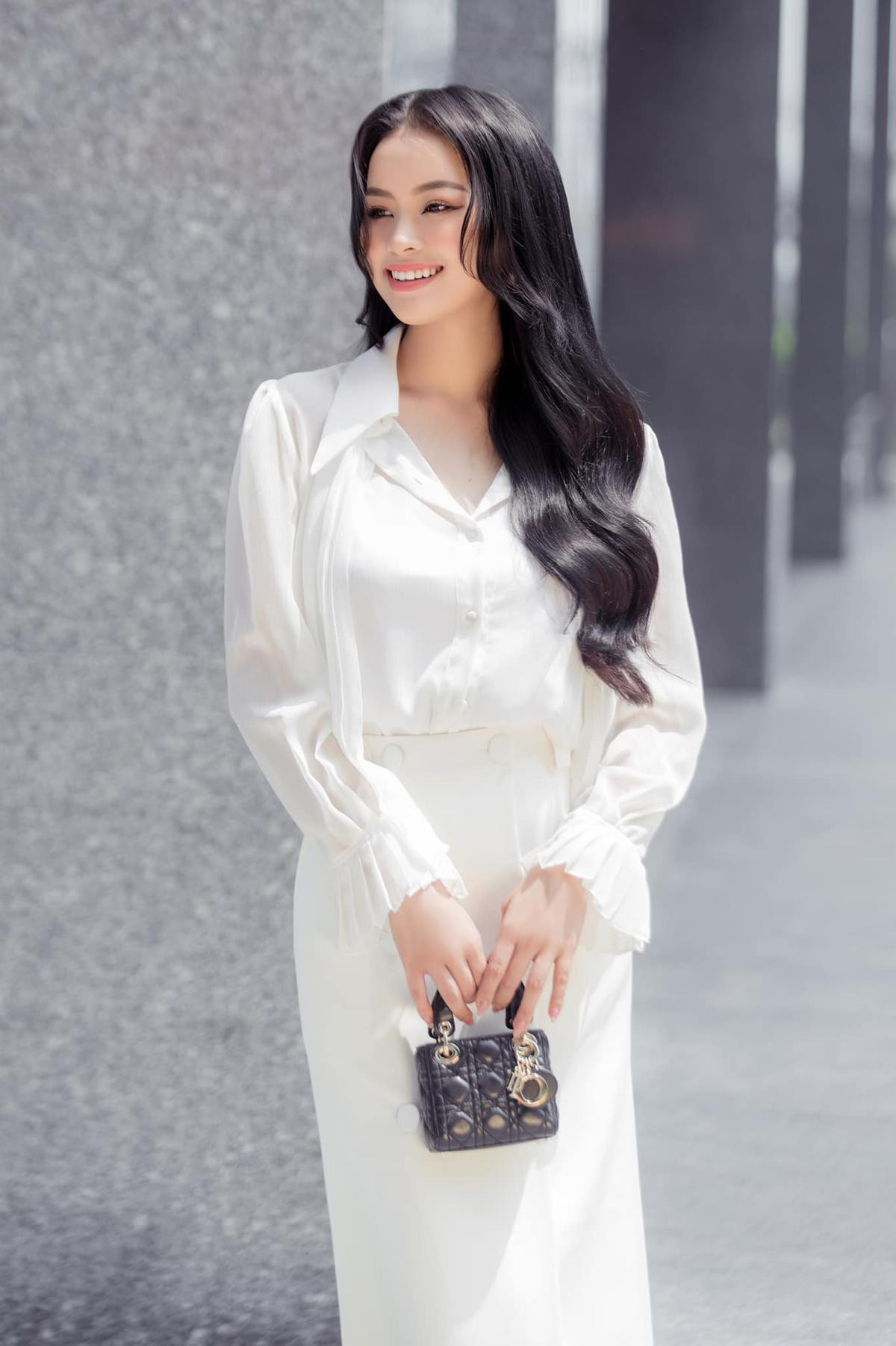 Á hậu 1 Miss World Vietnam 2023 xinh đẹp thế nào mà fan đồng loạt chao đảo Ảnh 6