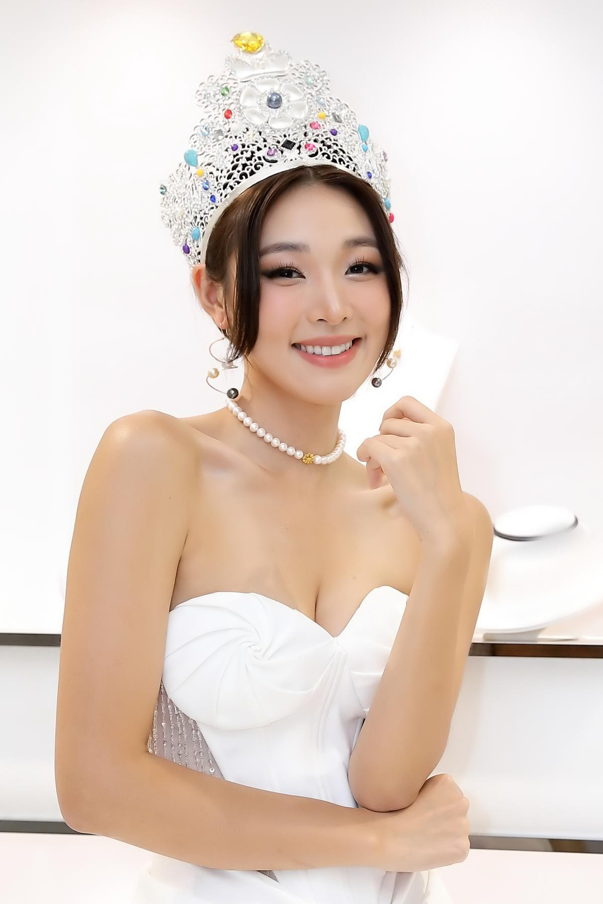 'Búp bê sống' Miss Earth o ép 'núi đôi' với đầm đính kết Ảnh 3