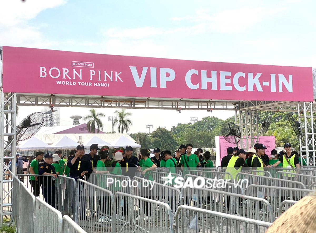 Nóng trước giờ G, fan Việt 'phủ hồng' chào đón BLACKPINK trong concert BORN PINK Ảnh 3