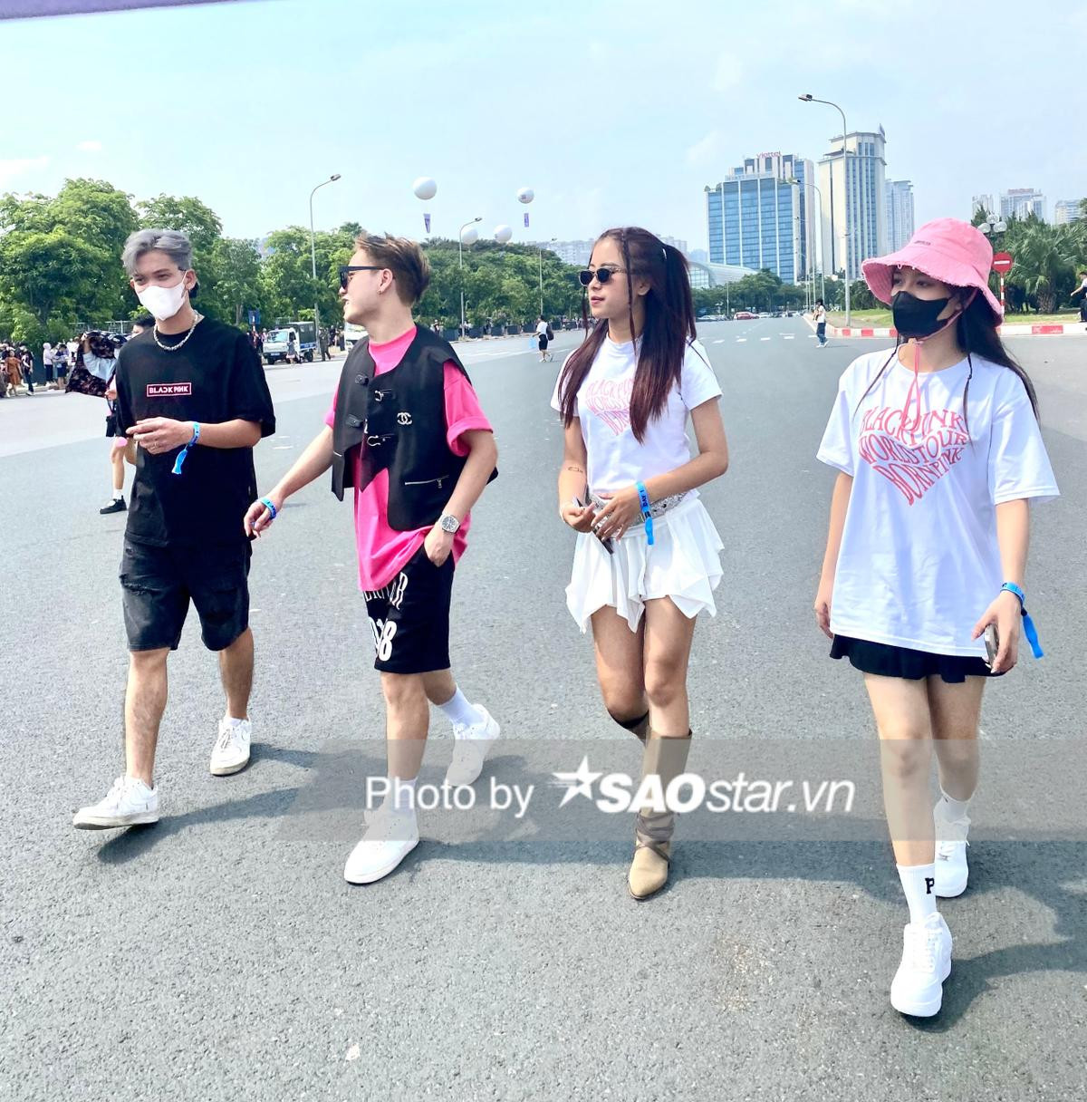 Nóng trước giờ G, fan Việt 'phủ hồng' chào đón BLACKPINK trong concert BORN PINK Ảnh 4