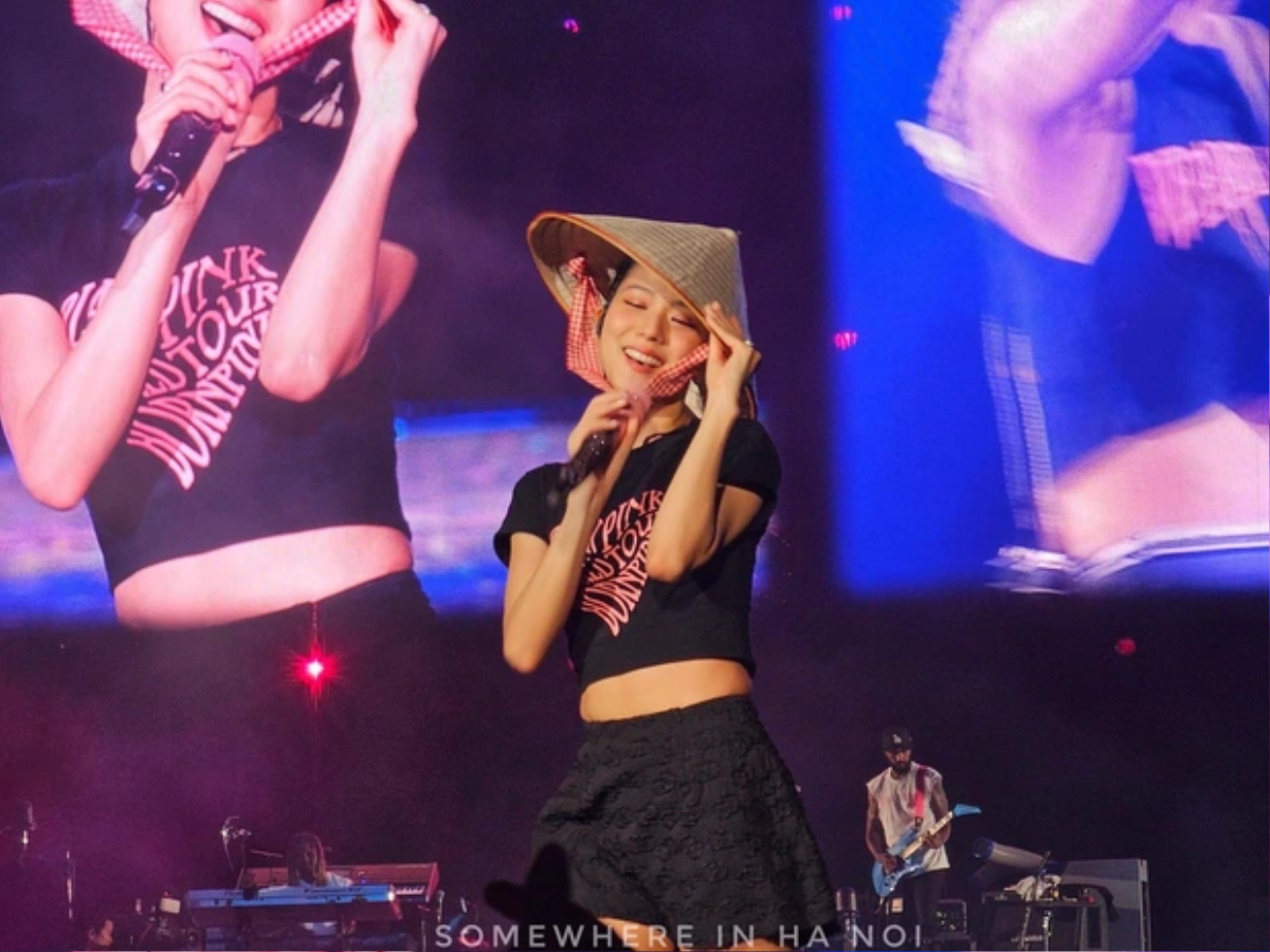 Jennie (BLACKPINK) gặp sự cố trang phục trong đêm concert ngày đầu tiên Ảnh 2