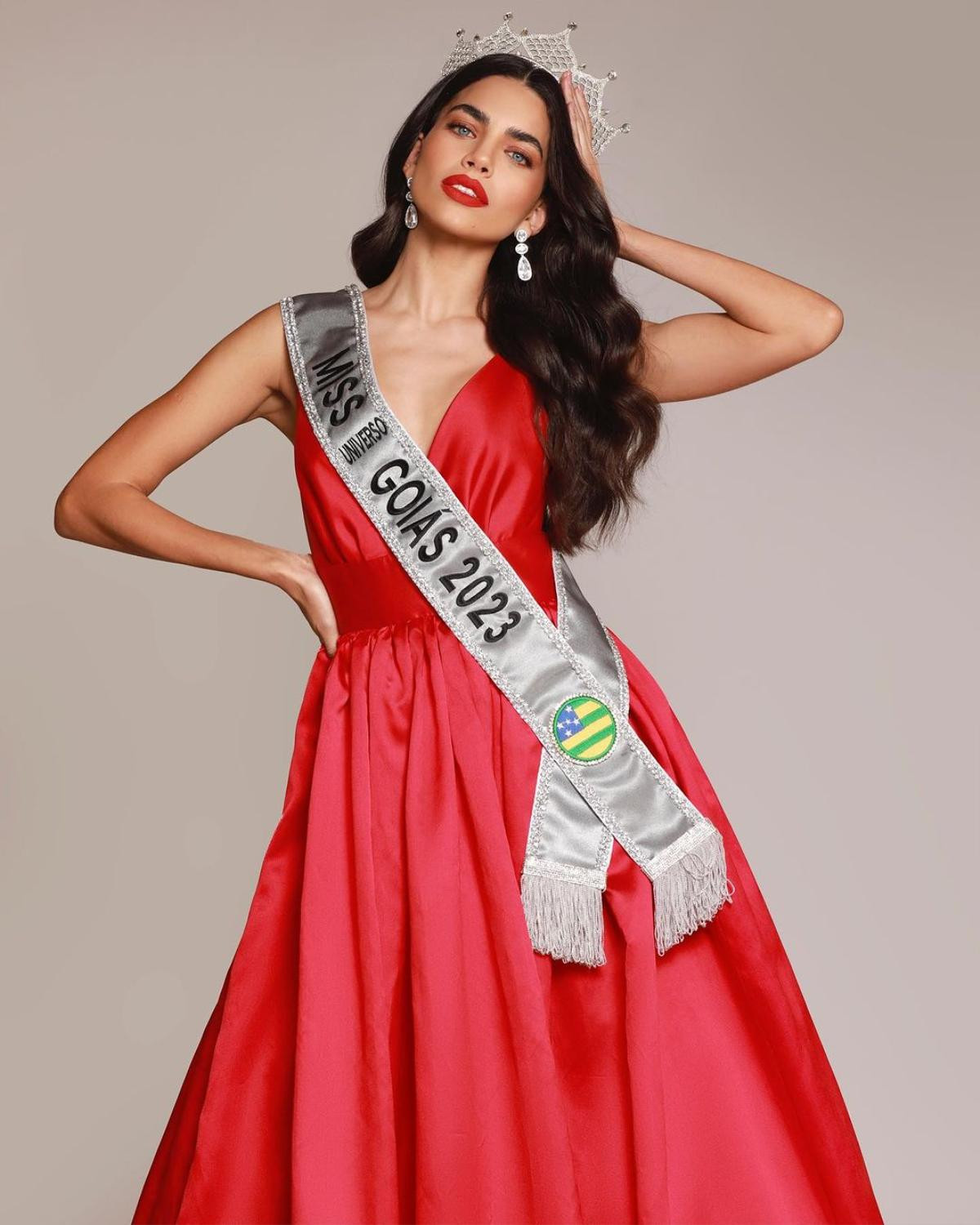 Thí sinh Miss Universe Brazil bế con đến địa điểm tổ chức tranh suất thi quốc tế Ảnh 2