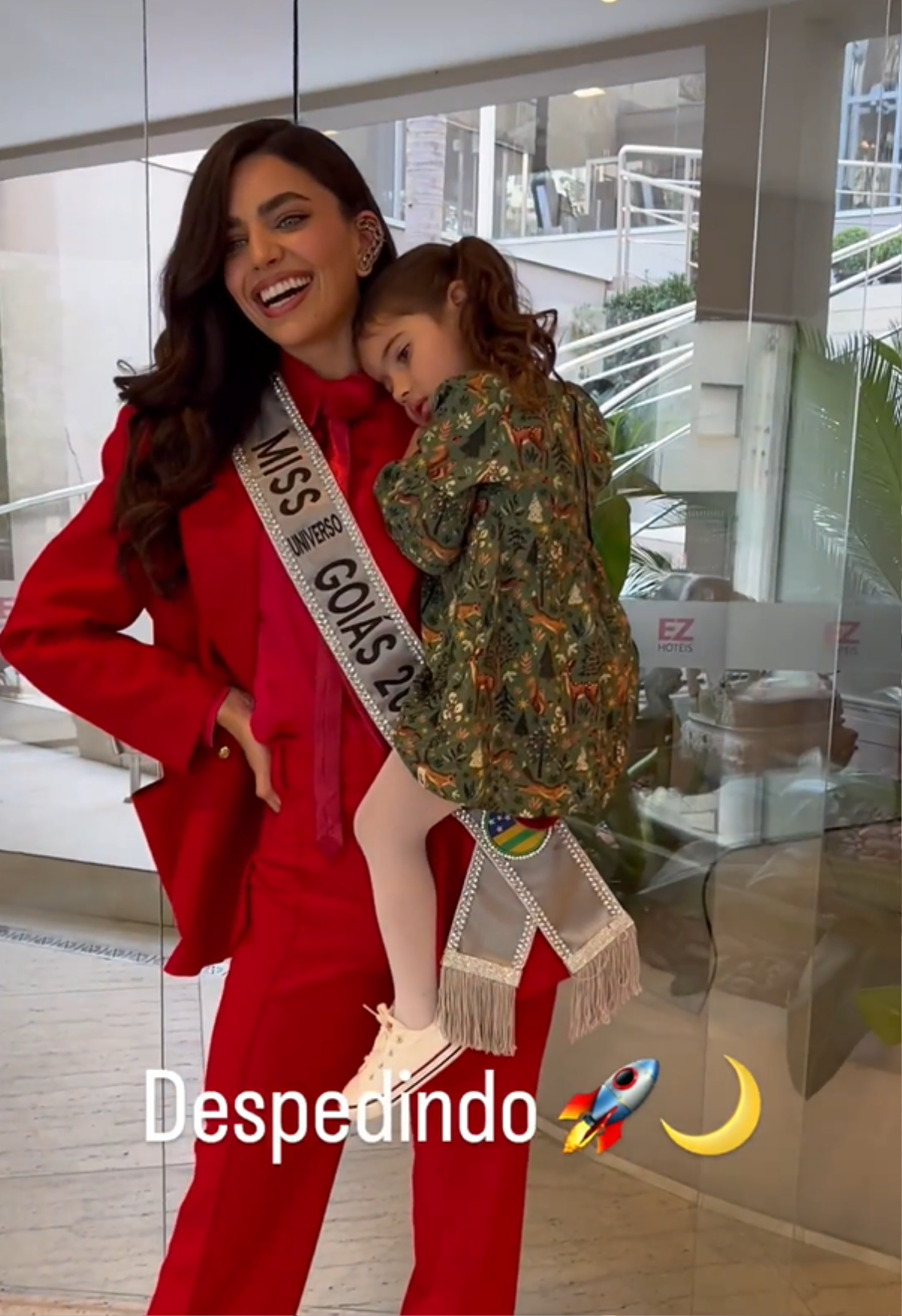 Thí sinh Miss Universe Brazil bế con đến địa điểm tổ chức tranh suất thi quốc tế Ảnh 1